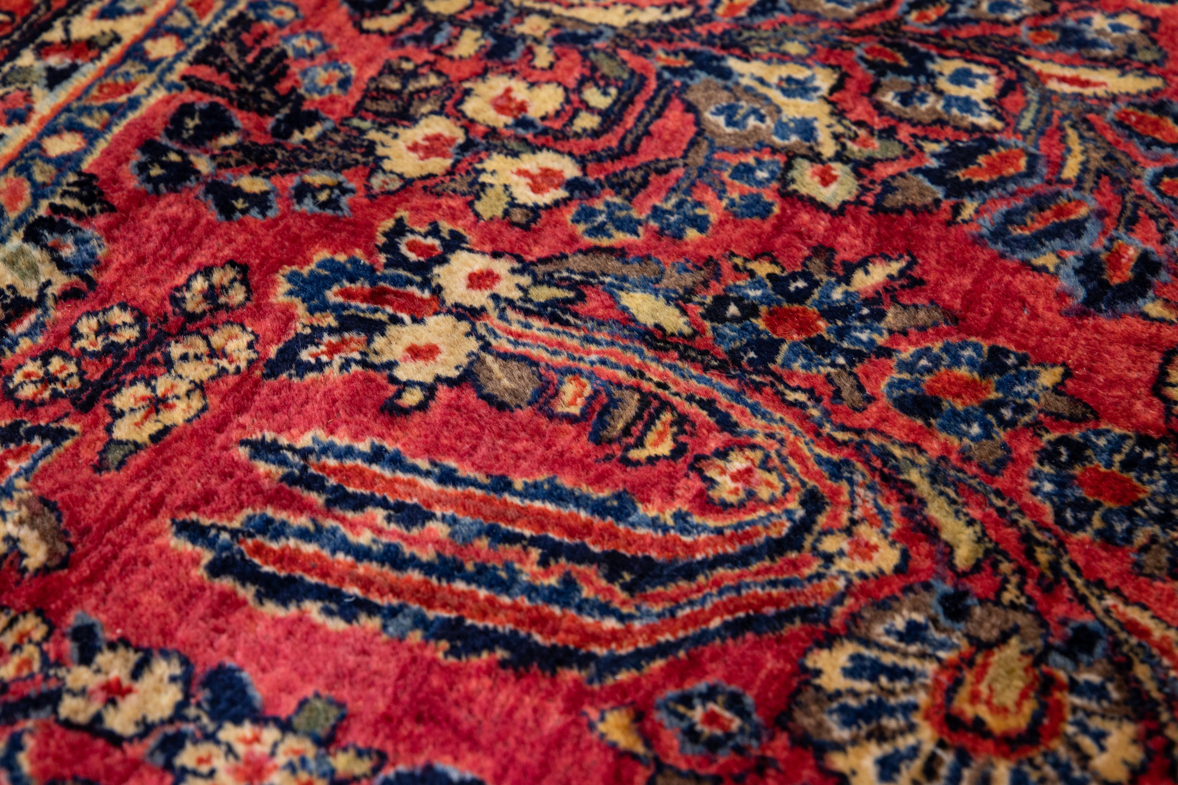 Annodato a mano Tappeto rosso antico Sarouk Art Deco in lana oversize floreale fatto a mano in vendita