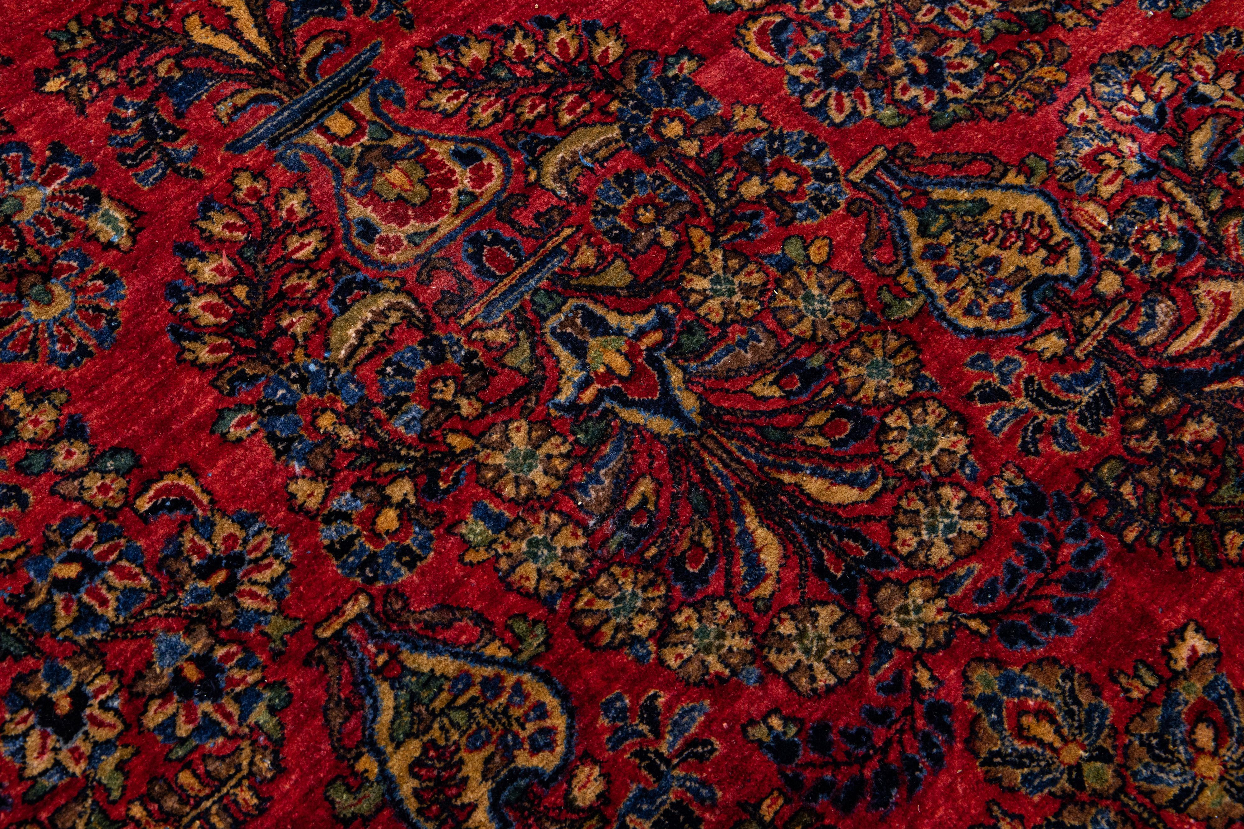 Altro Tappeto rosso antico Sarouk Art Deco in lana oversize floreale fatto a mano in vendita