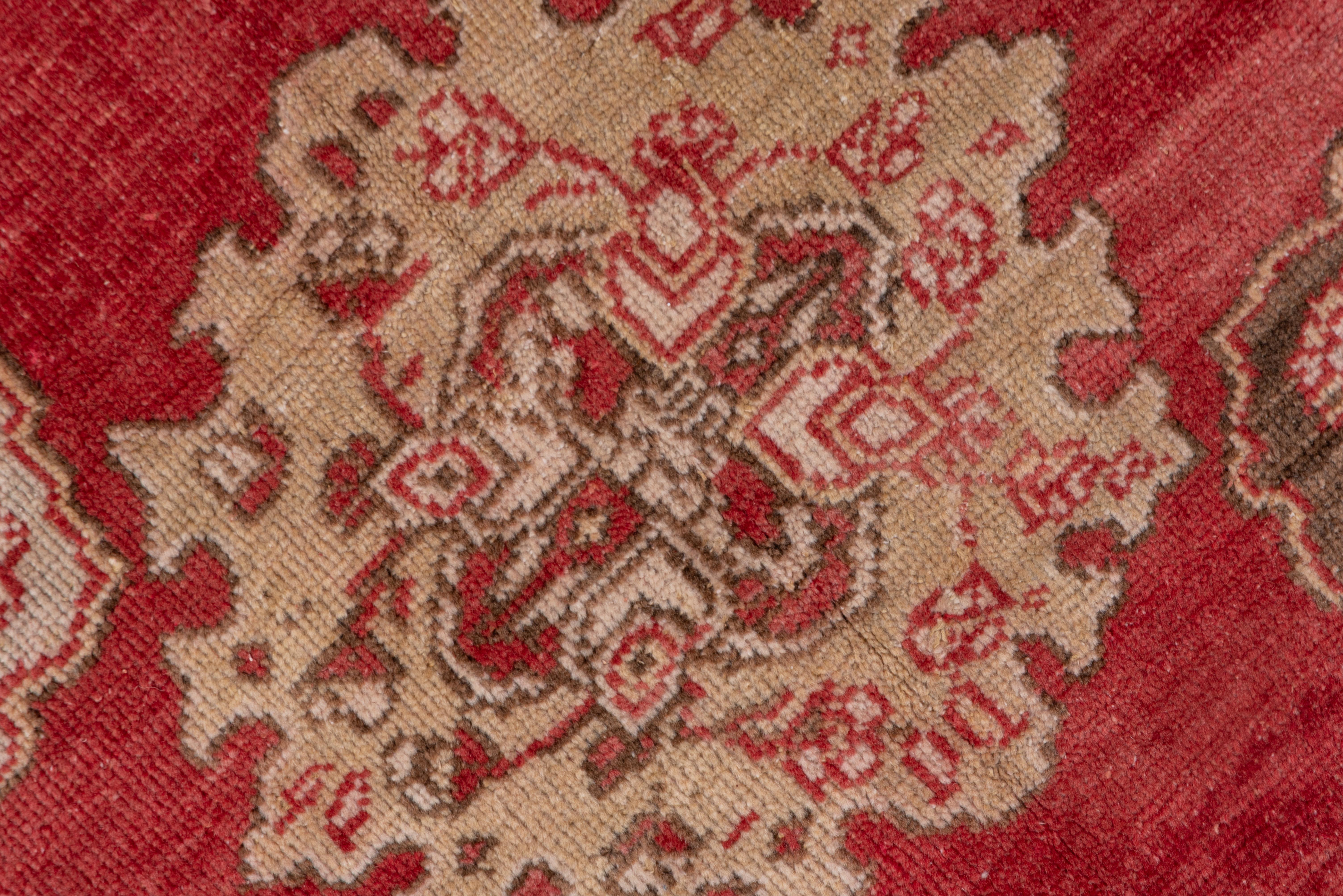 Tapis turc ancien rouge d'Oushak avec terrain sur toute sa surface Bon état - En vente à New York, NY