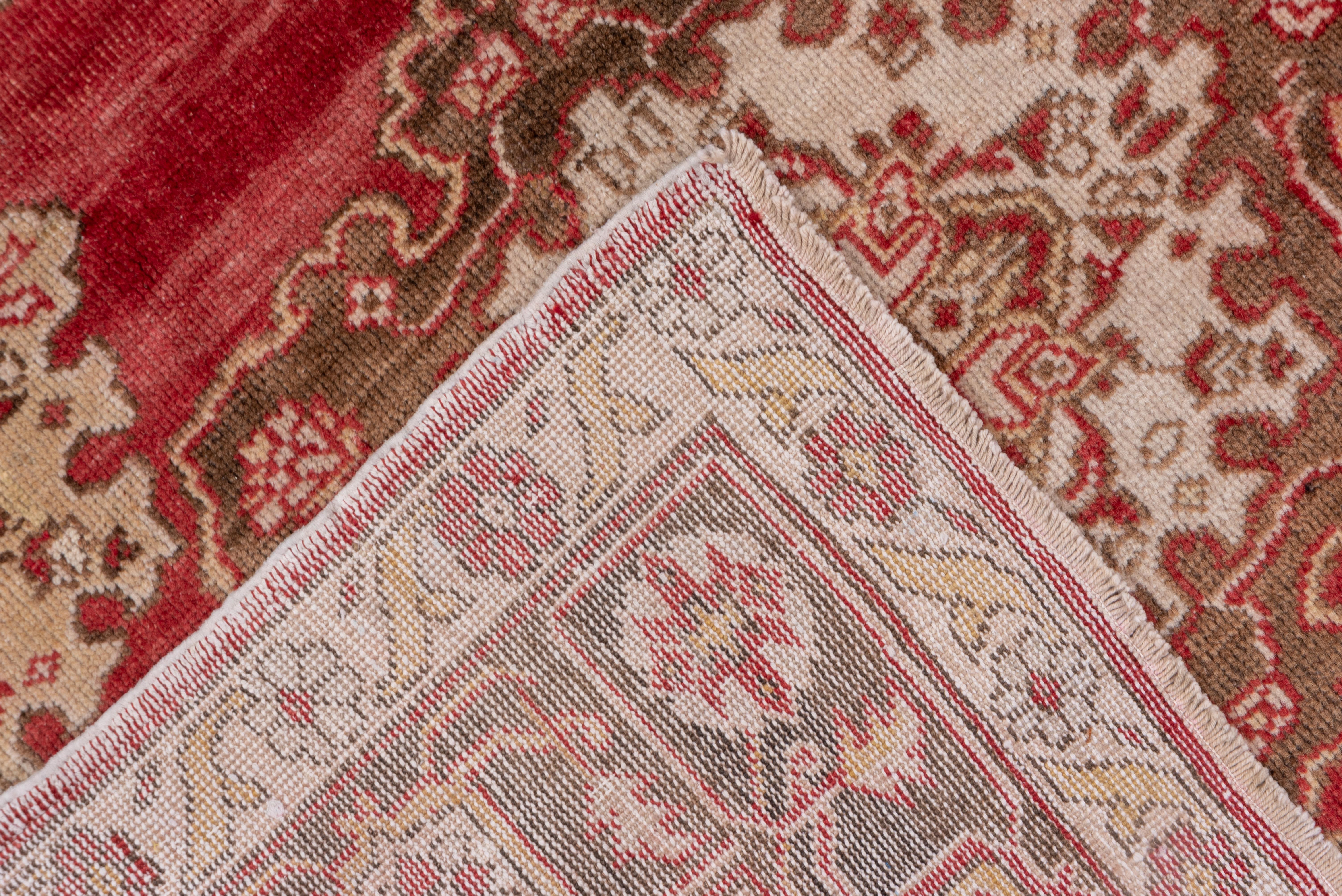Laine Tapis turc ancien rouge d'Oushak avec terrain sur toute sa surface en vente