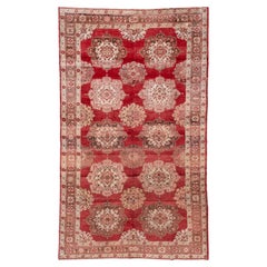 Tapis turc ancien rouge d'Oushak avec terrain sur toute sa surface