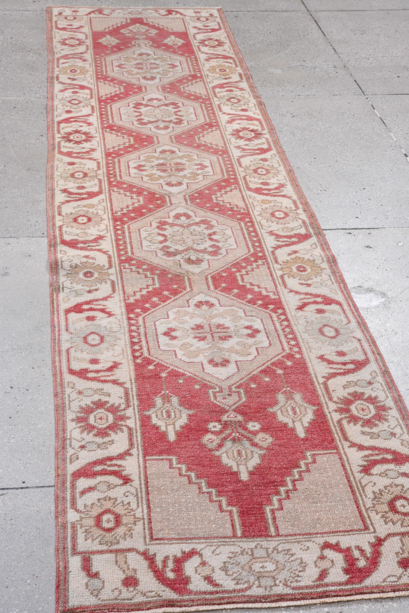 Lana Runner Oushak rosso con lavaggio antico in vendita