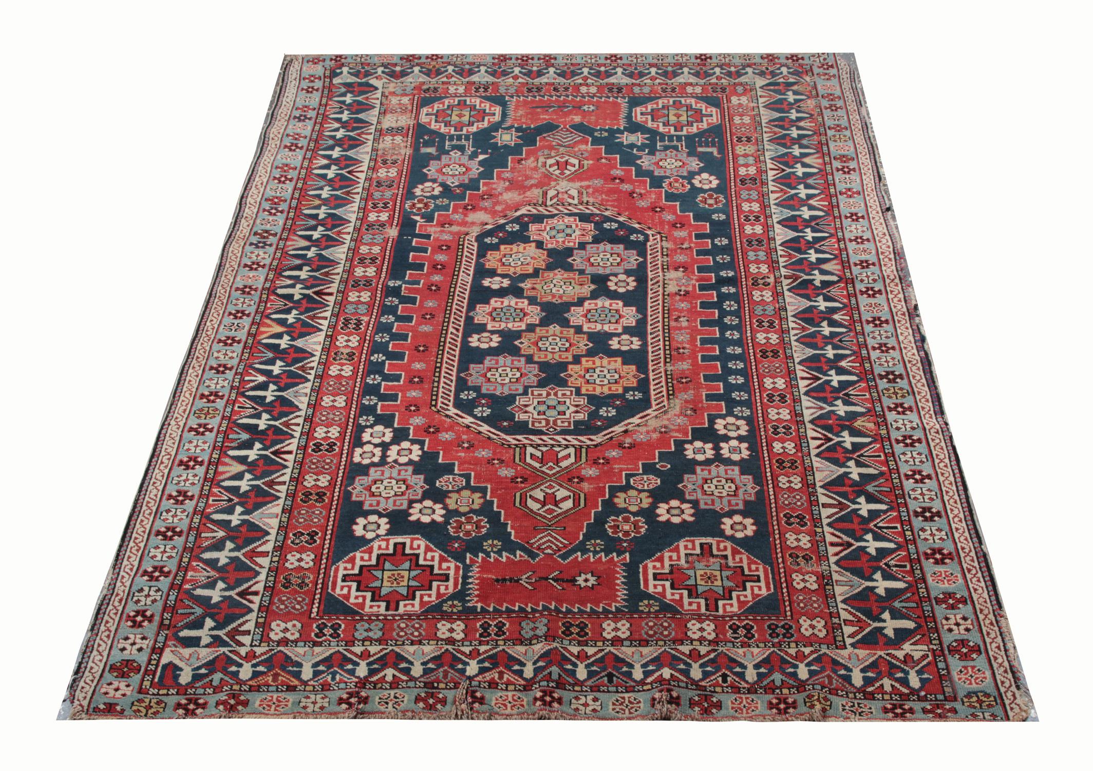 Un excellent exemple de tissage de tapis caucasien de la région de Shirvan. Bien que ces tapis à motifs de médaillons centraux au sol orange-rouge puissent sembler de loin, ce tapis tissé présente une grande variété de couleurs. Ce tapis géométrique