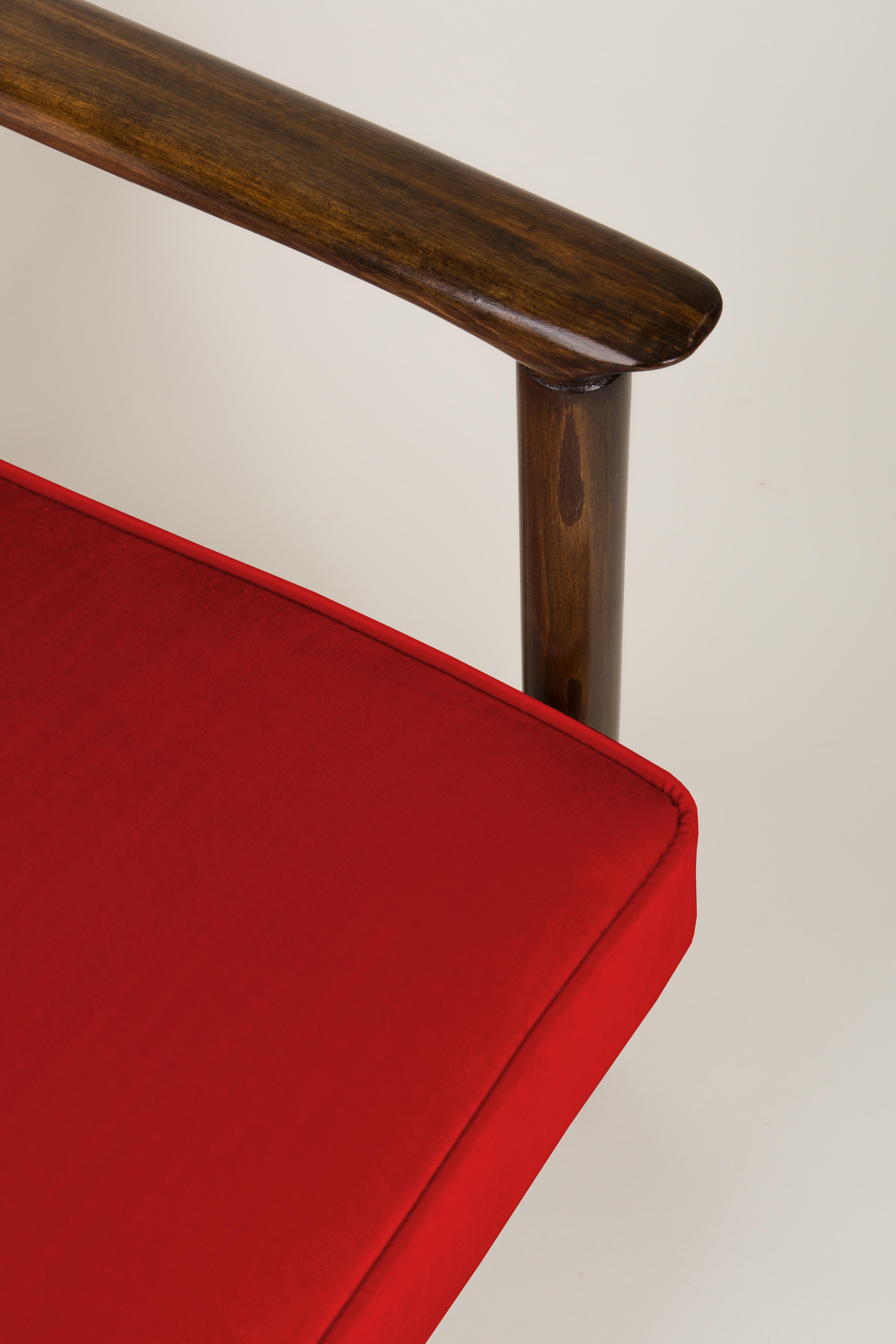 Sessel GFM-142, entworfen von Edmund Homa. Der Sessel wurde in den 1960er Jahren in der Möbelfabrik Gosciecinska in Polen hergestellt. Sie sind aus massivem Buchenholz gefertigt. Der GFM-142 Sessel gilt als einer der besten polnischen Sesseldesigns