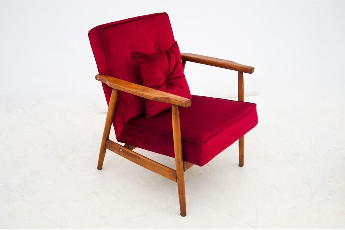 Armchair with footrest, Poland, 1960s

Very good condition, after replacing the upholstery.

Wood: beech

dimensions: armchair height 77 cm, seat height 40 cm width 63 cm depth. 72 cm

footrest, height: 42 cm, width: 42 cm, depth: 45 cm.
