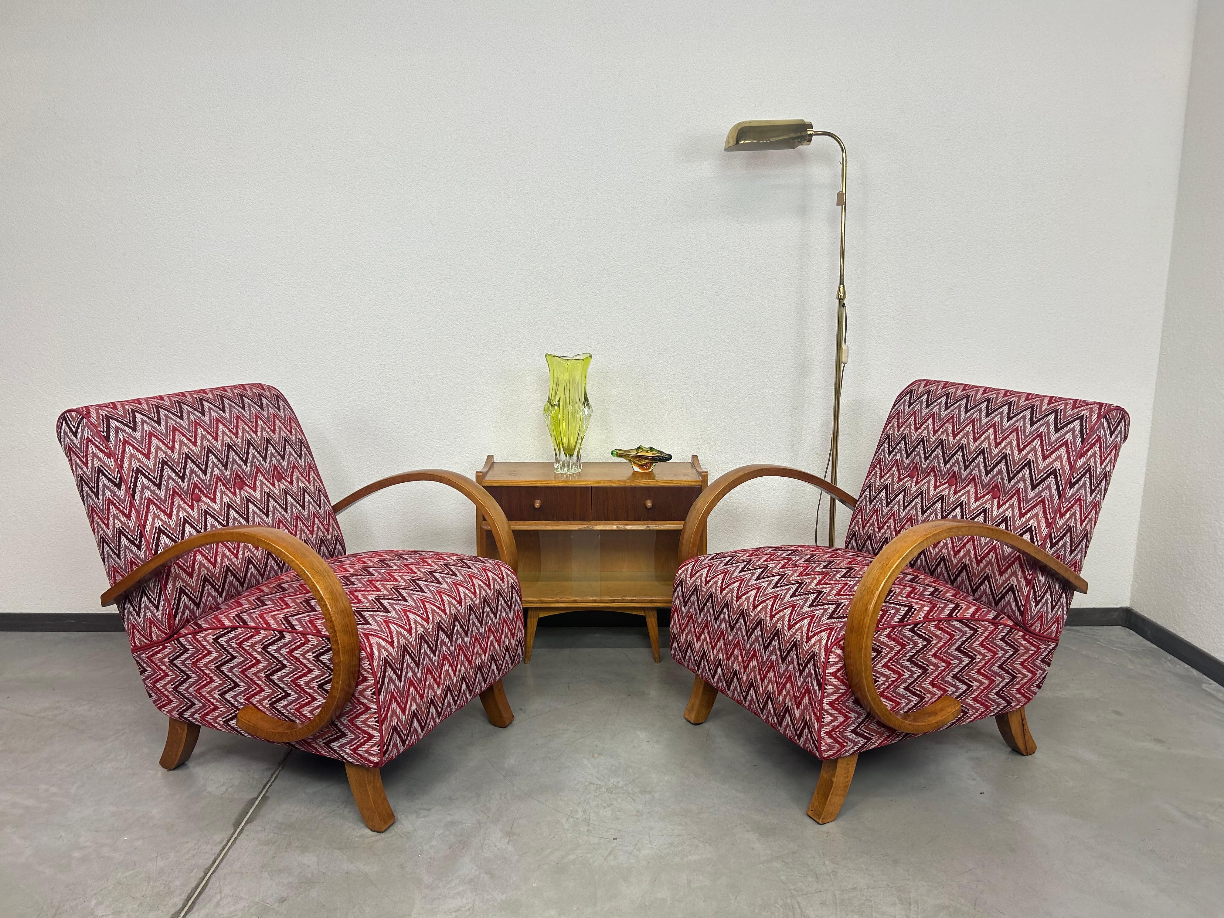 Poltrone art déco rosse di Jindřich Halabala. Colorato e lucidato a regola d'arte.