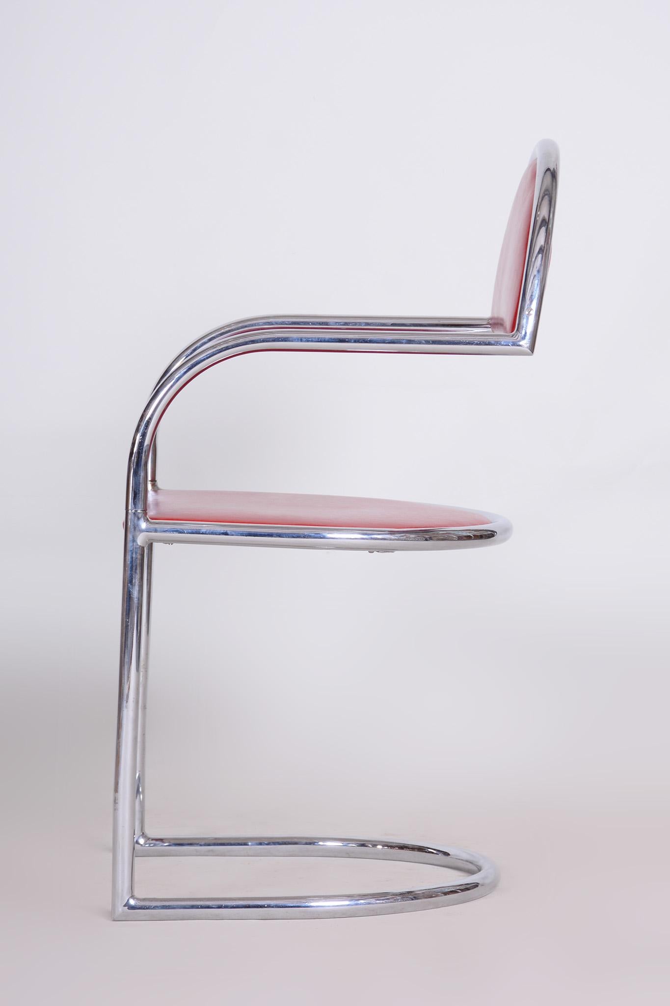 Silla Art Decó/Bauhaus roja fabricada en Chequia en los años 40, cuero y acero restaurados siglo XX en venta