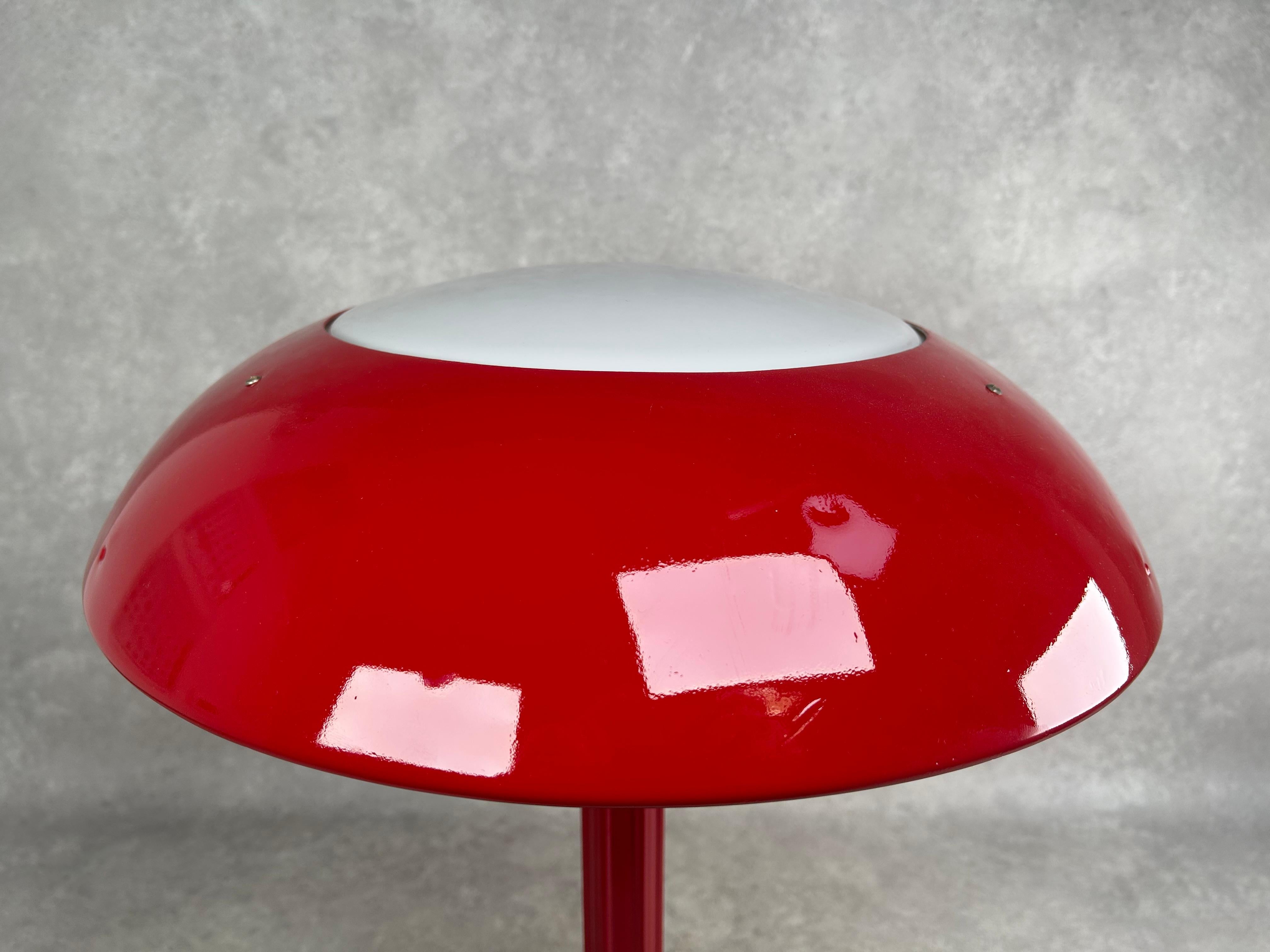 Lámpara de escritorio seta roja art déco en Excelente estado para la venta en Banská Štiavnica, SK