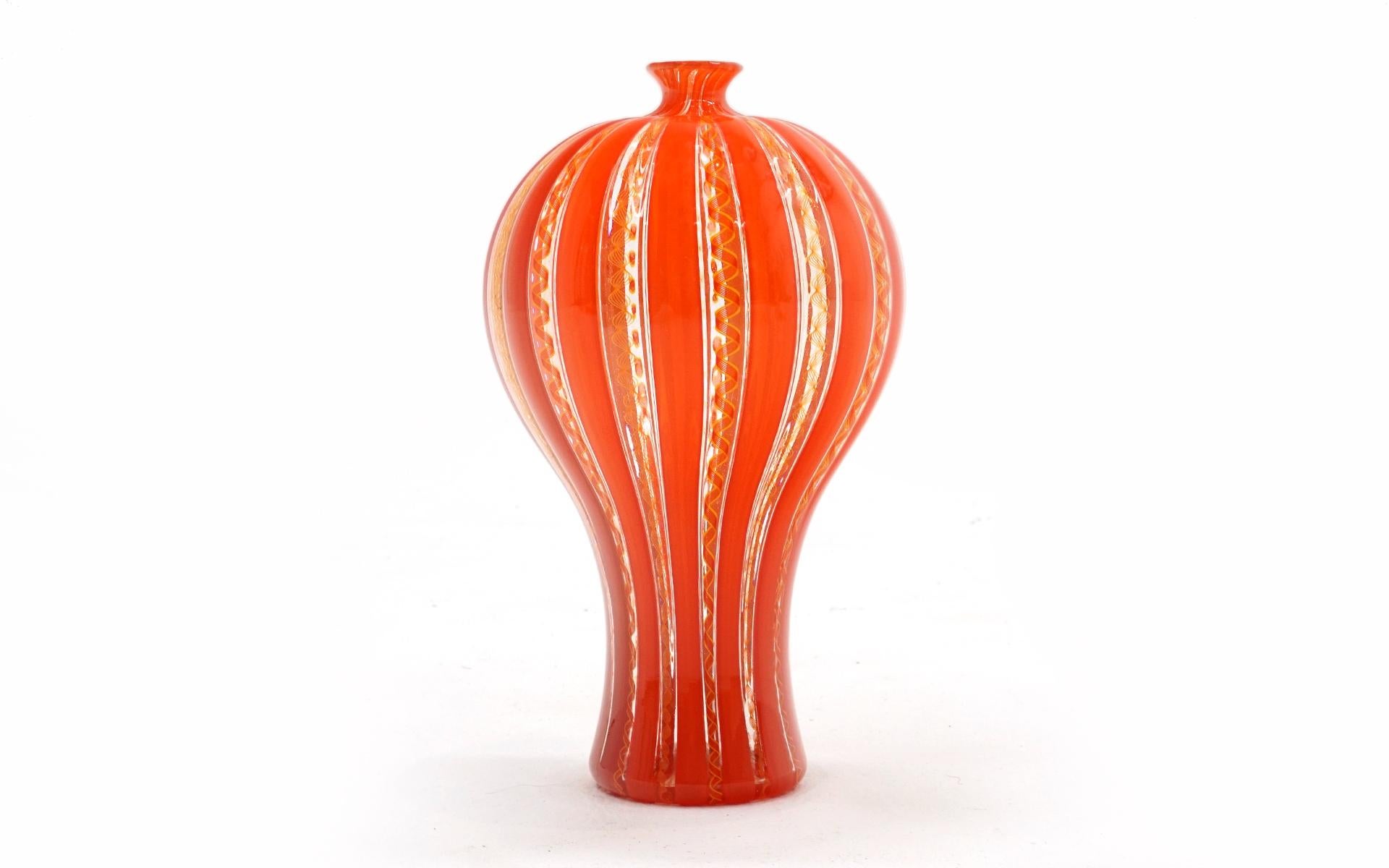 Vase à tige unique de forme inhabituelle de l'artiste Sam Stang, 1986 en rouge / orange. Signé et daté. Expédition rapide. Pas d'ébréchures, de fissures ou de réparations. Excellent état.