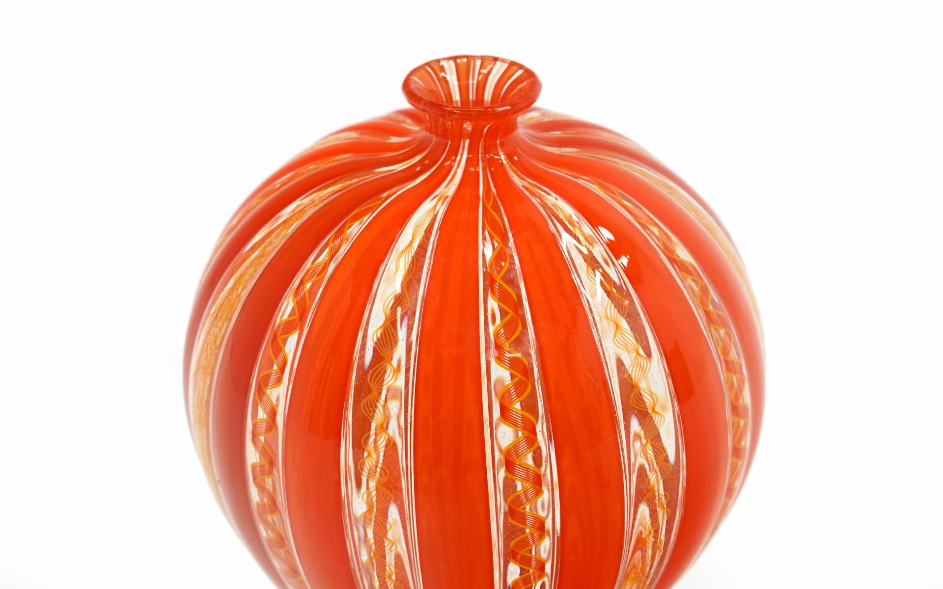 Moderne Vase en verre d'art rouge de Sam Stang, 1986, signé en vente