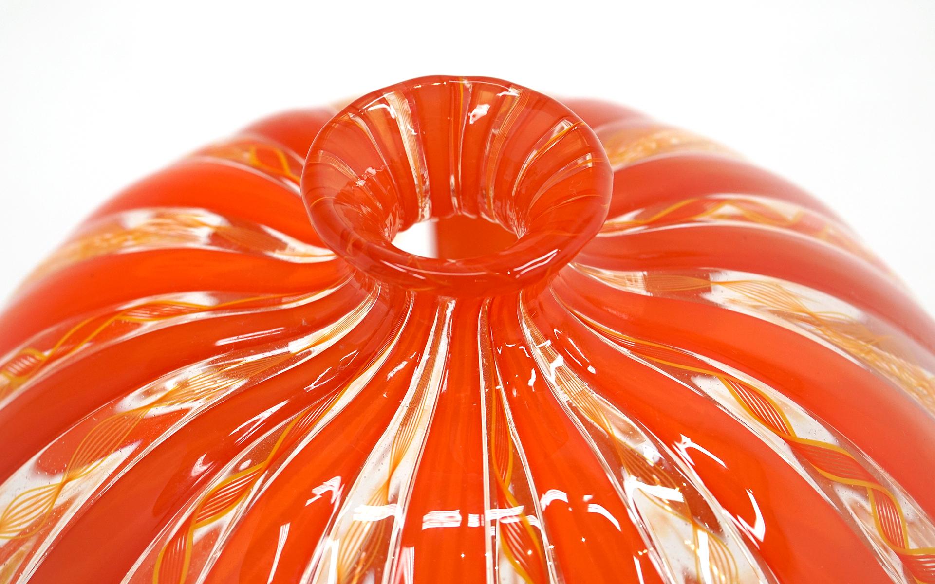 Américain Vase en verre d'art rouge de Sam Stang, 1986, signé en vente