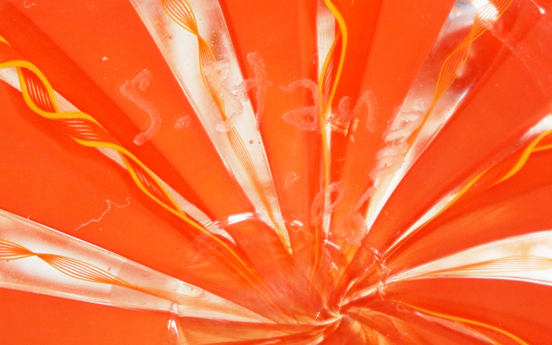 Verre d'art Vase en verre d'art rouge de Sam Stang, 1986, signé en vente