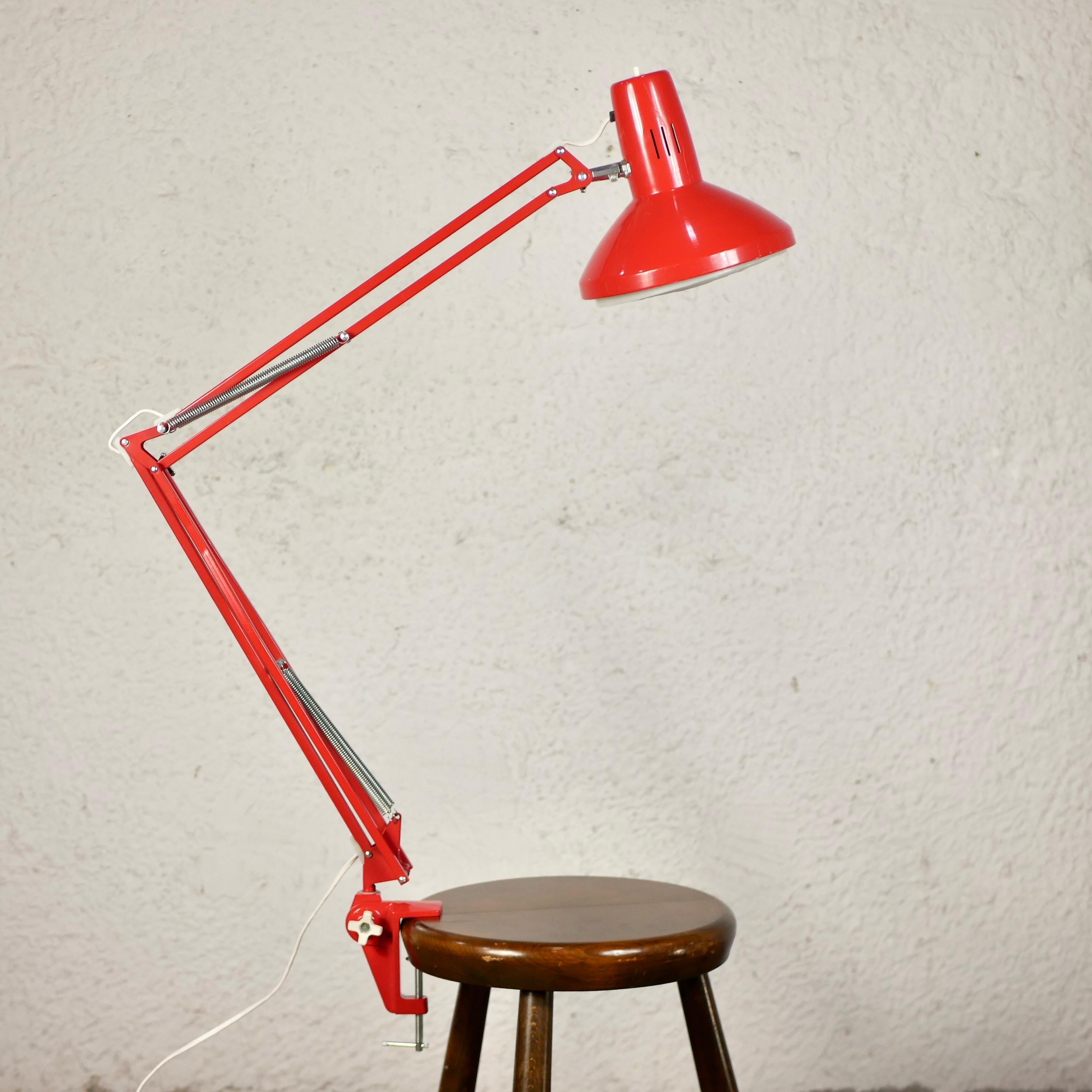 Big articulated desk lamp by Ledu, made in France in the 1970s. Was a workshop lamp before.
Excellent condition.
2 arms of 50cm each, head around 20cm.