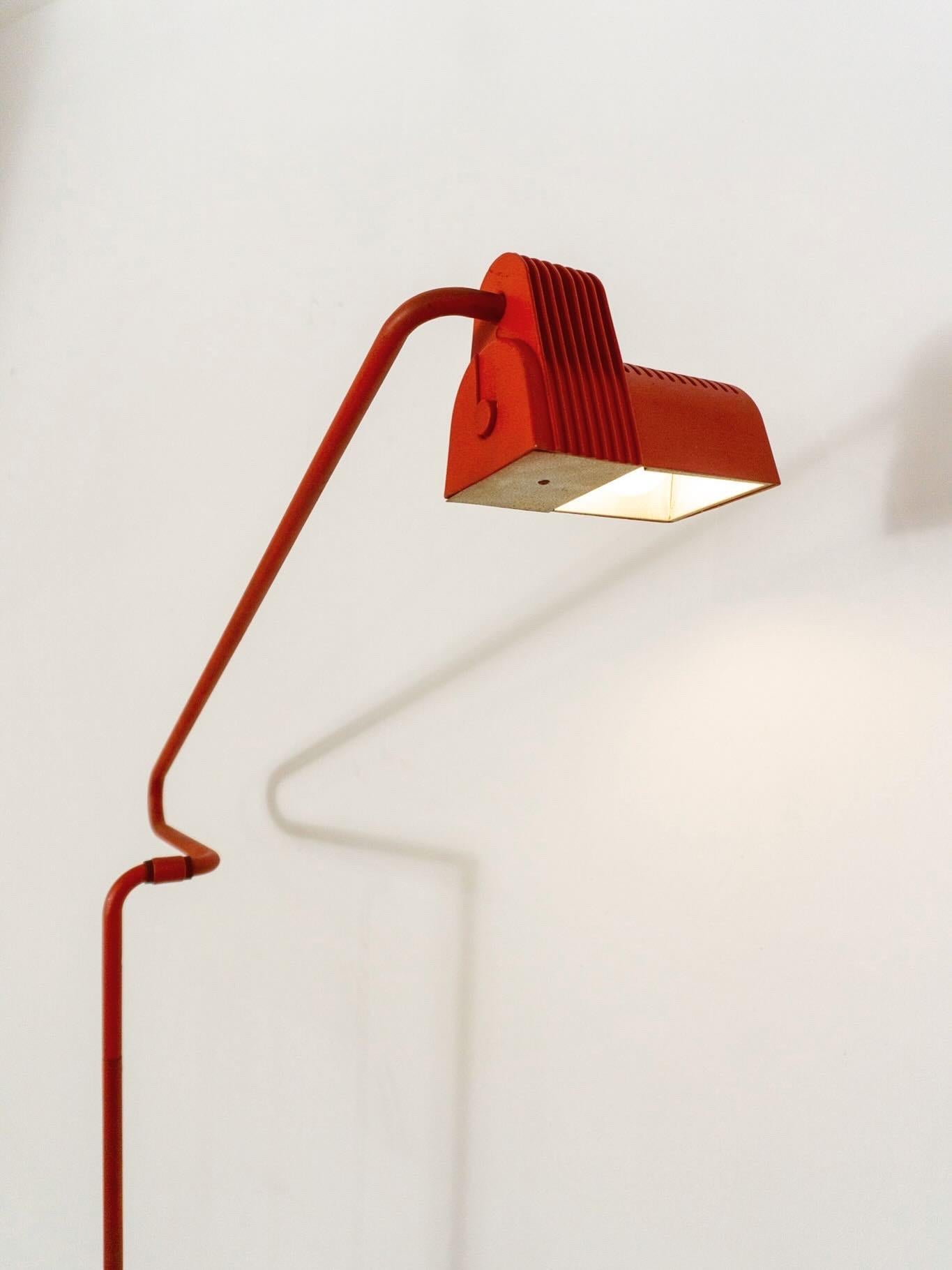 Diese auffällige und minimalistische Stehleuchte wurde in den 1990er Jahren von Hannes Wettstein für Belux entworfen und ist ein Beispiel für die klaren Linien und die funktionale Eleganz des Schweizer Designs des späten Jahrhunderts. Die Leuchte