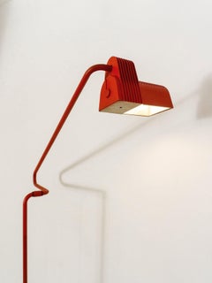 Lampada da terra articolata rossa di Hannes Wettstein per Belux