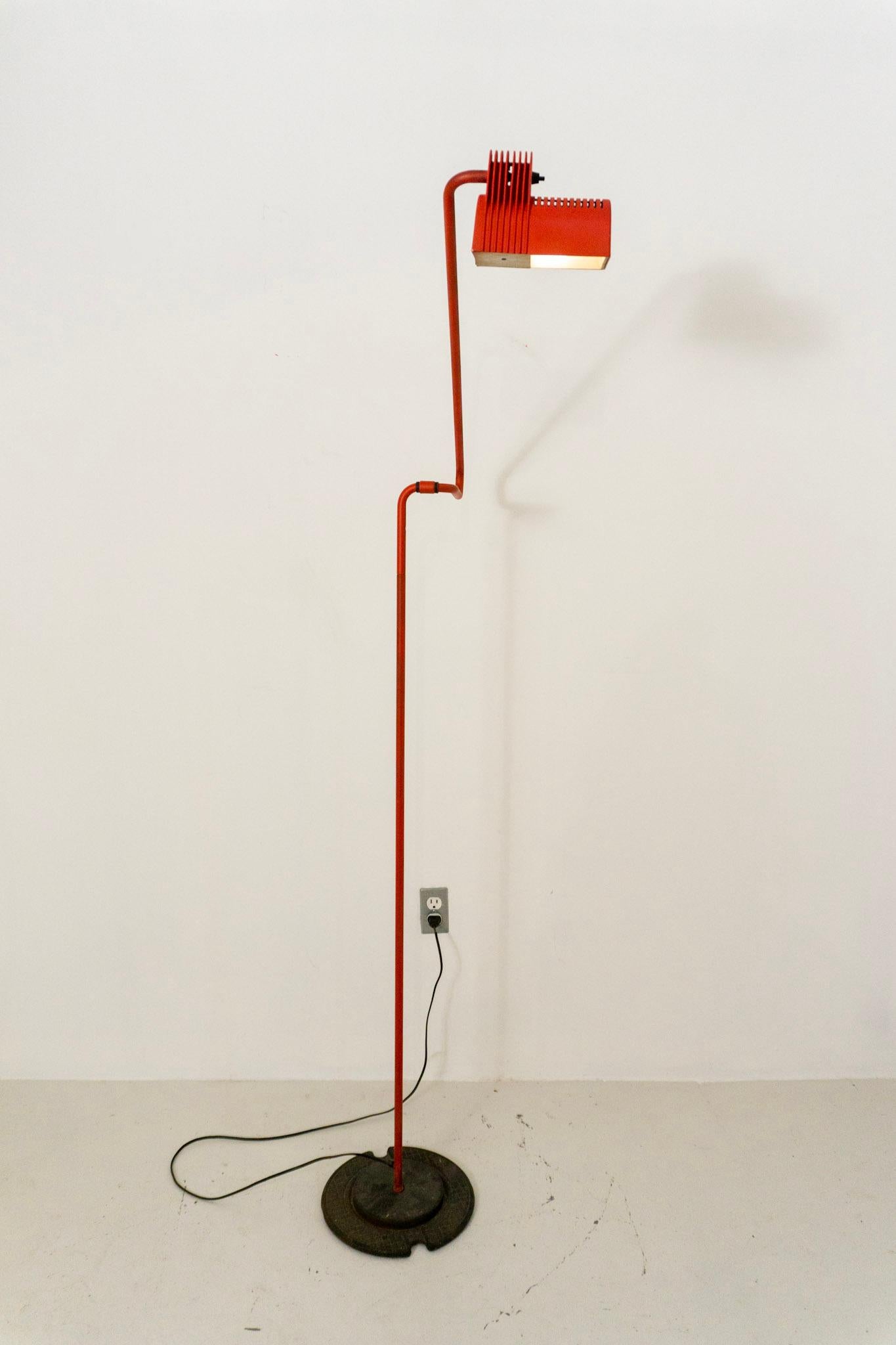 Rote Stehleuchte mit Gelenk von Hannes Wettstein für Belux (Postmoderne) im Angebot