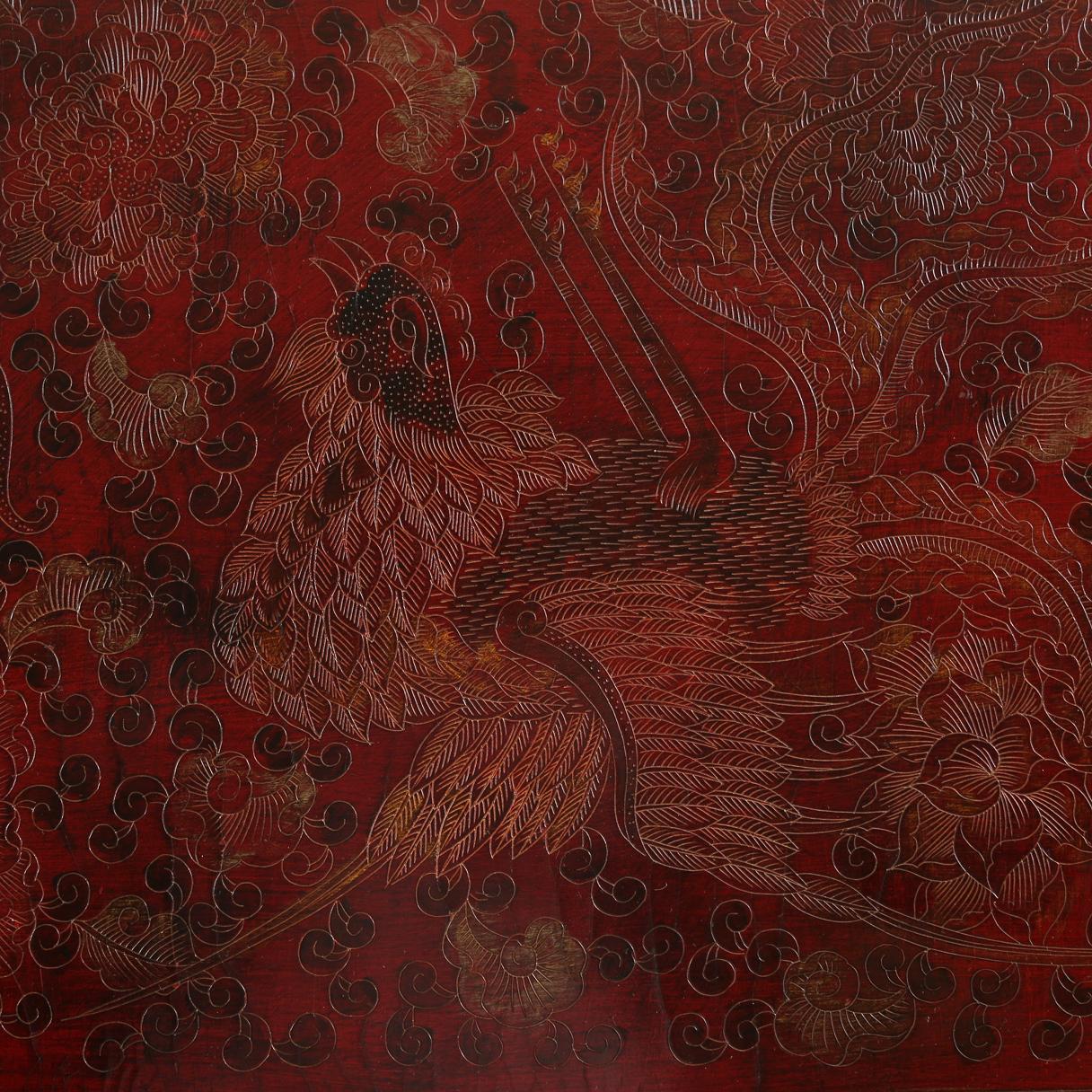 Mesa de centro lacada asiática roja con detalle de Chinoiserie siglo XX en venta