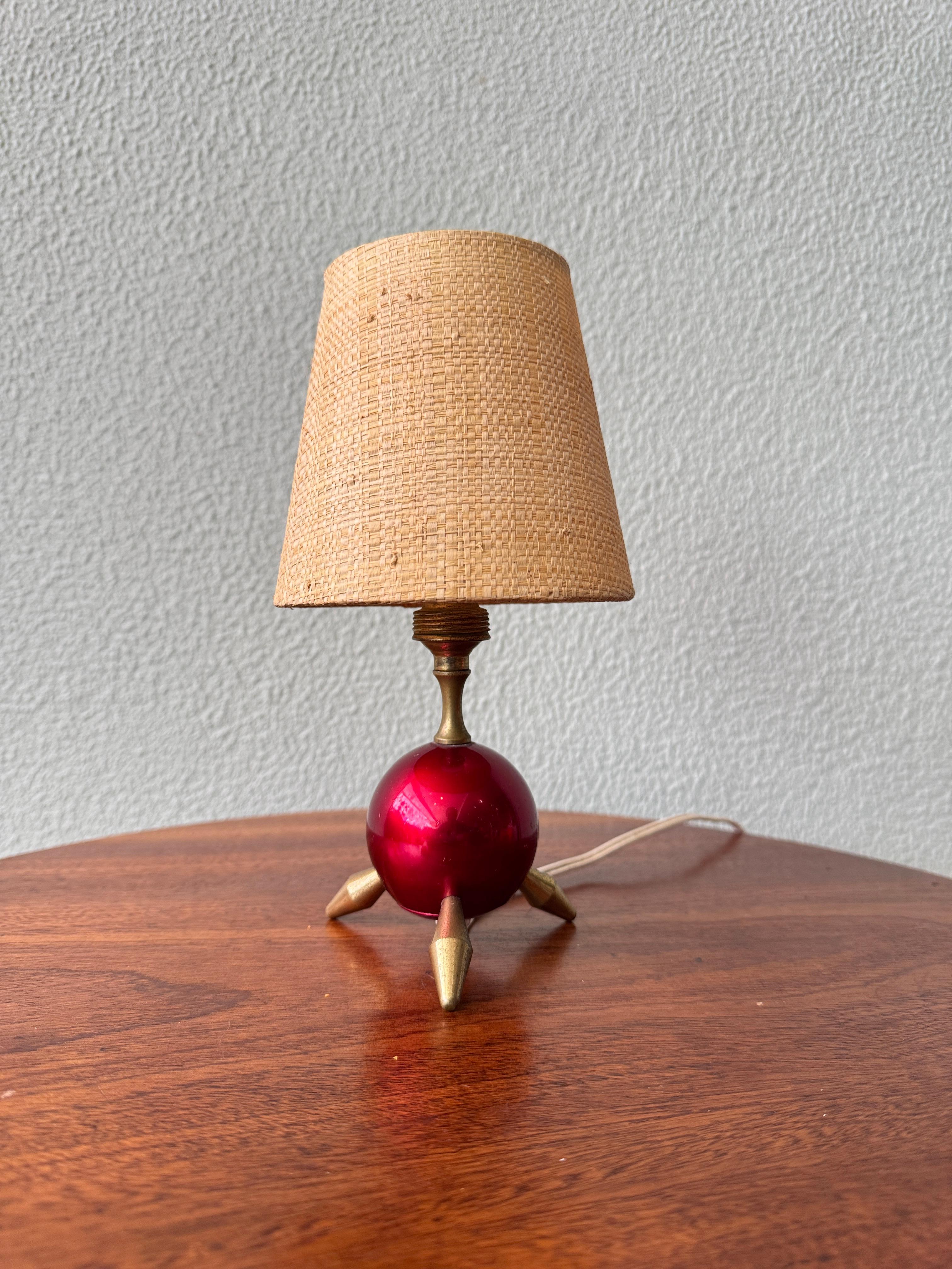 Ère spatiale Lampe de table tripode atomique rouge 1950's Italie en vente