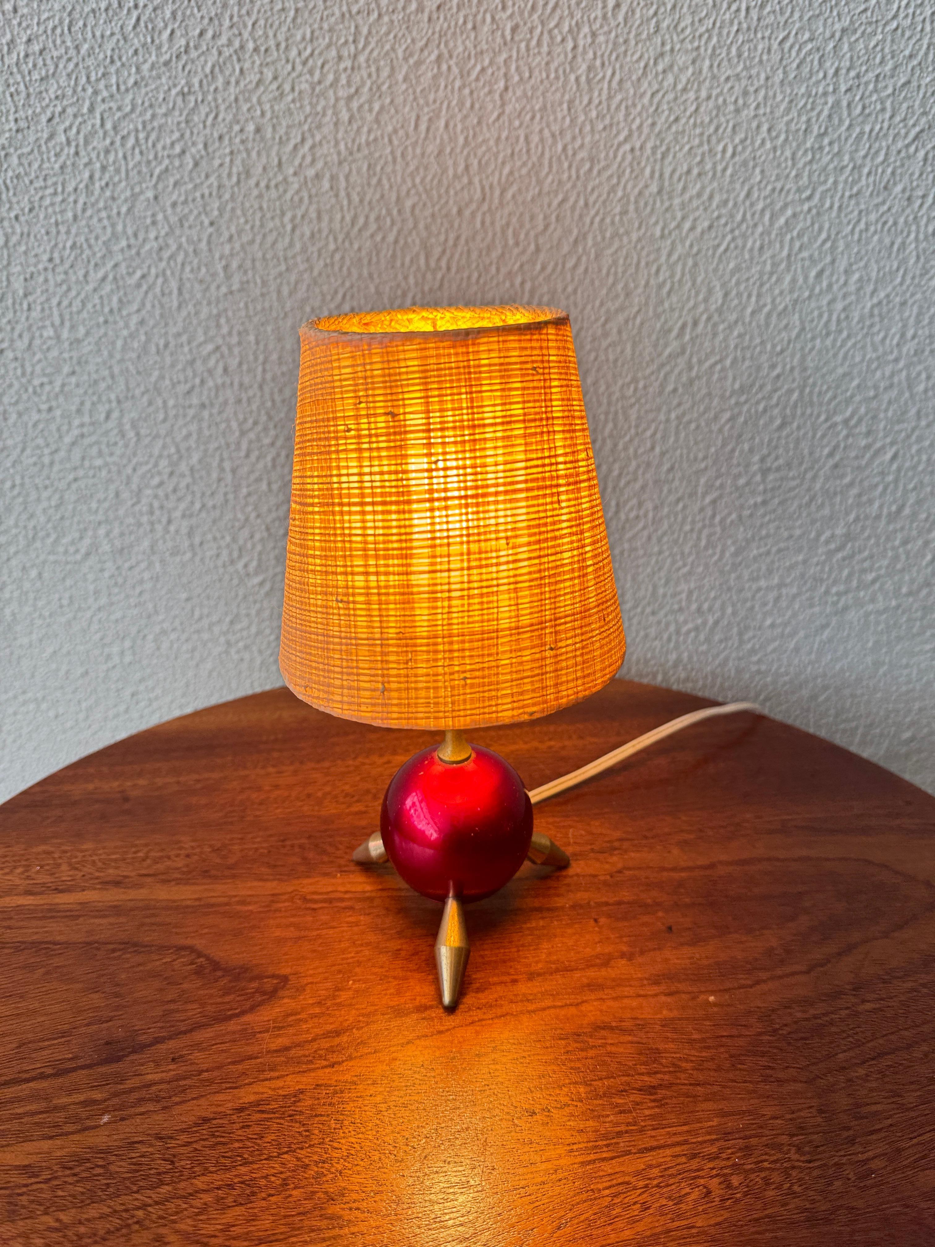 Milieu du XXe siècle Lampe de table tripode atomique rouge 1950's Italie en vente