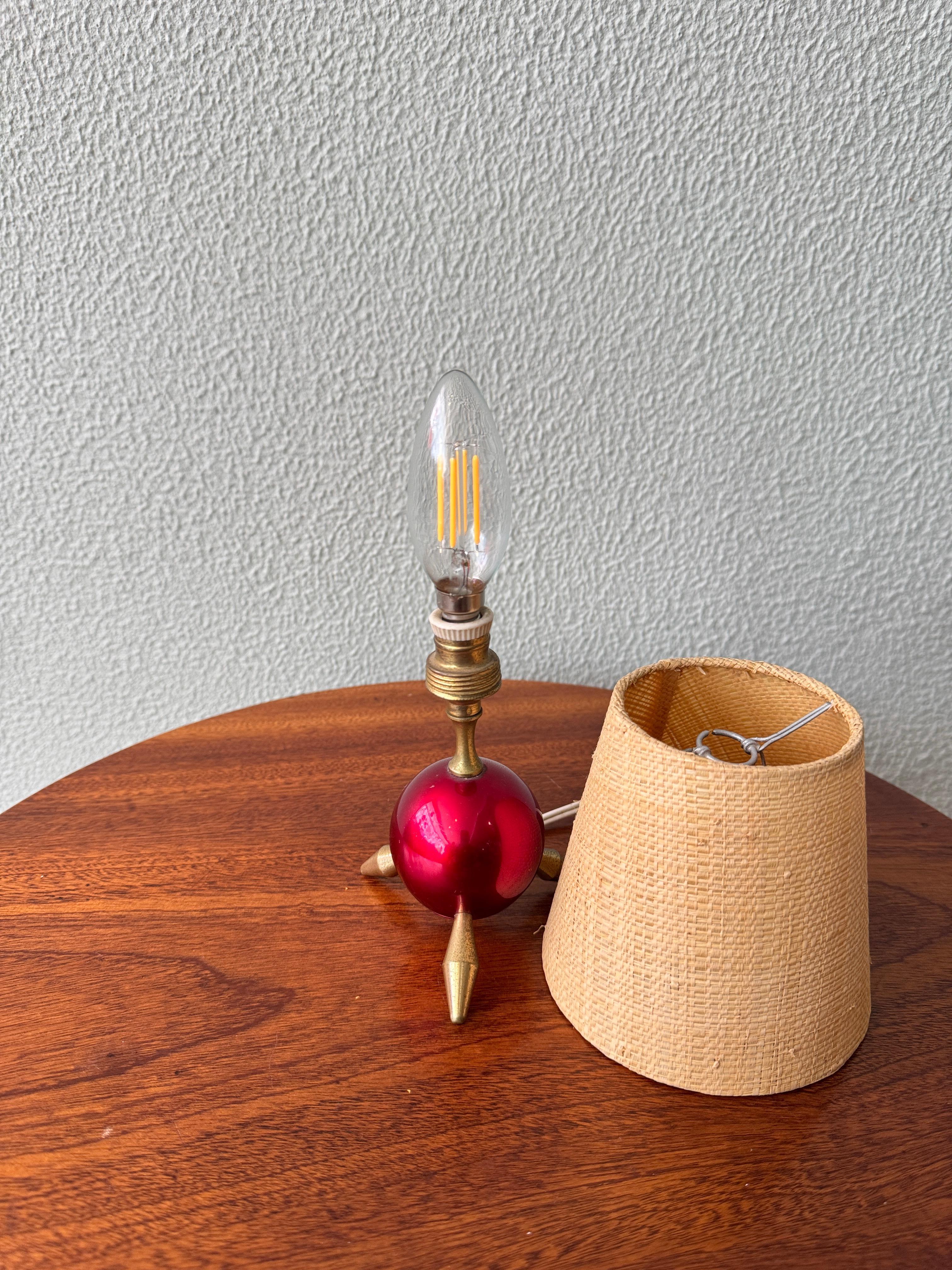 Métal Lampe de table tripode atomique rouge 1950's Italie en vente