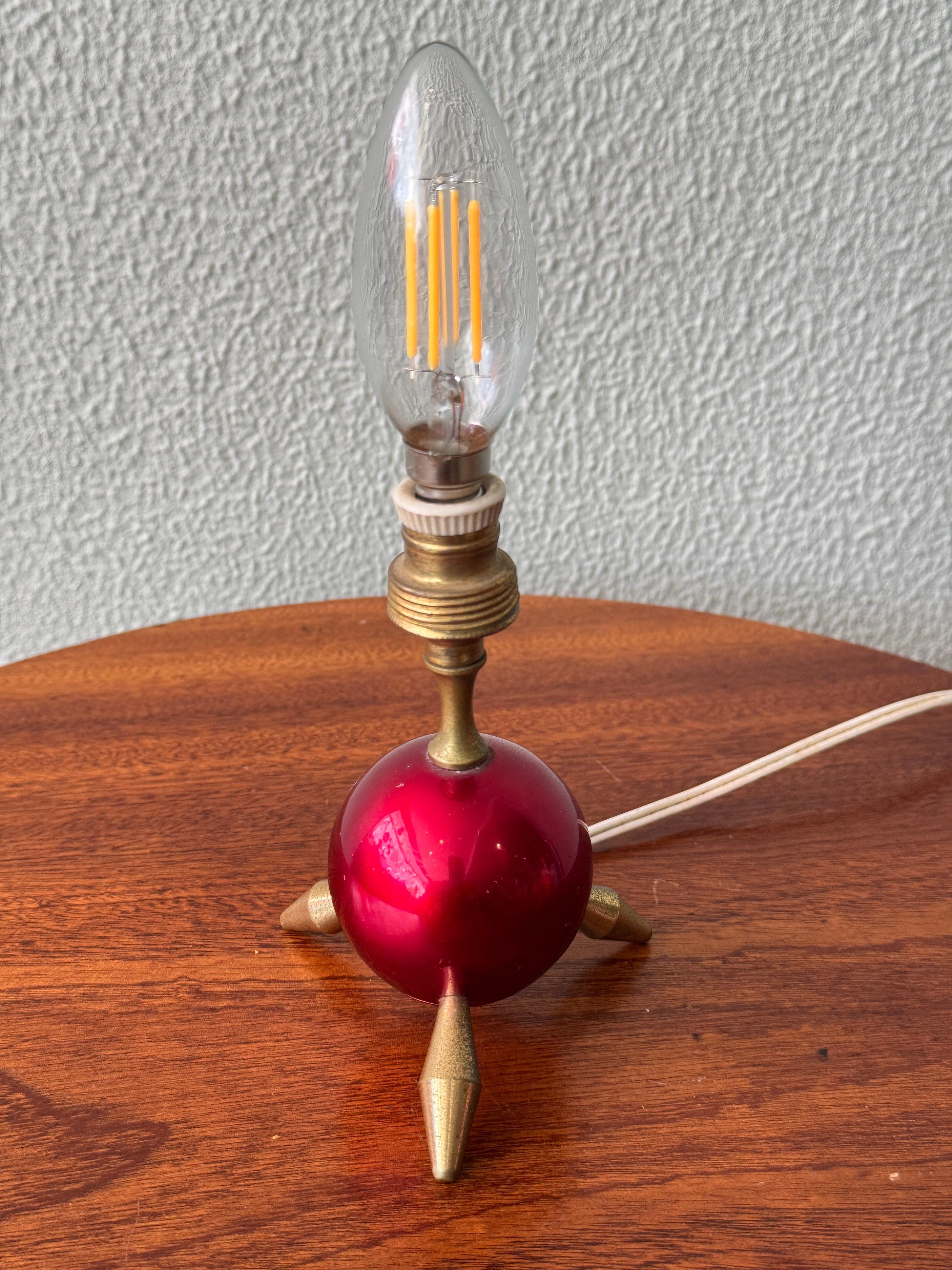 Lampe de table tripode atomique rouge 1950's Italie en vente 1