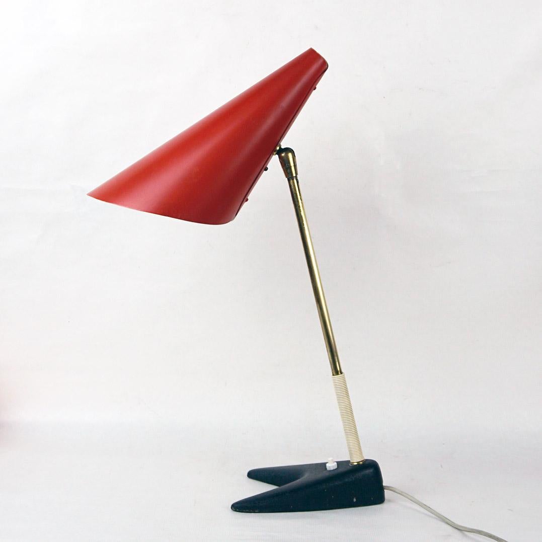 This rare and charming Austrian Midcentury brass table lamp, was manufactured by J. T. Kalmar, Vienna in the 1950s, Model Style no. 1213.
It features a black cast iron base with on/off push button. a brass stem with nylon cord as protection and a