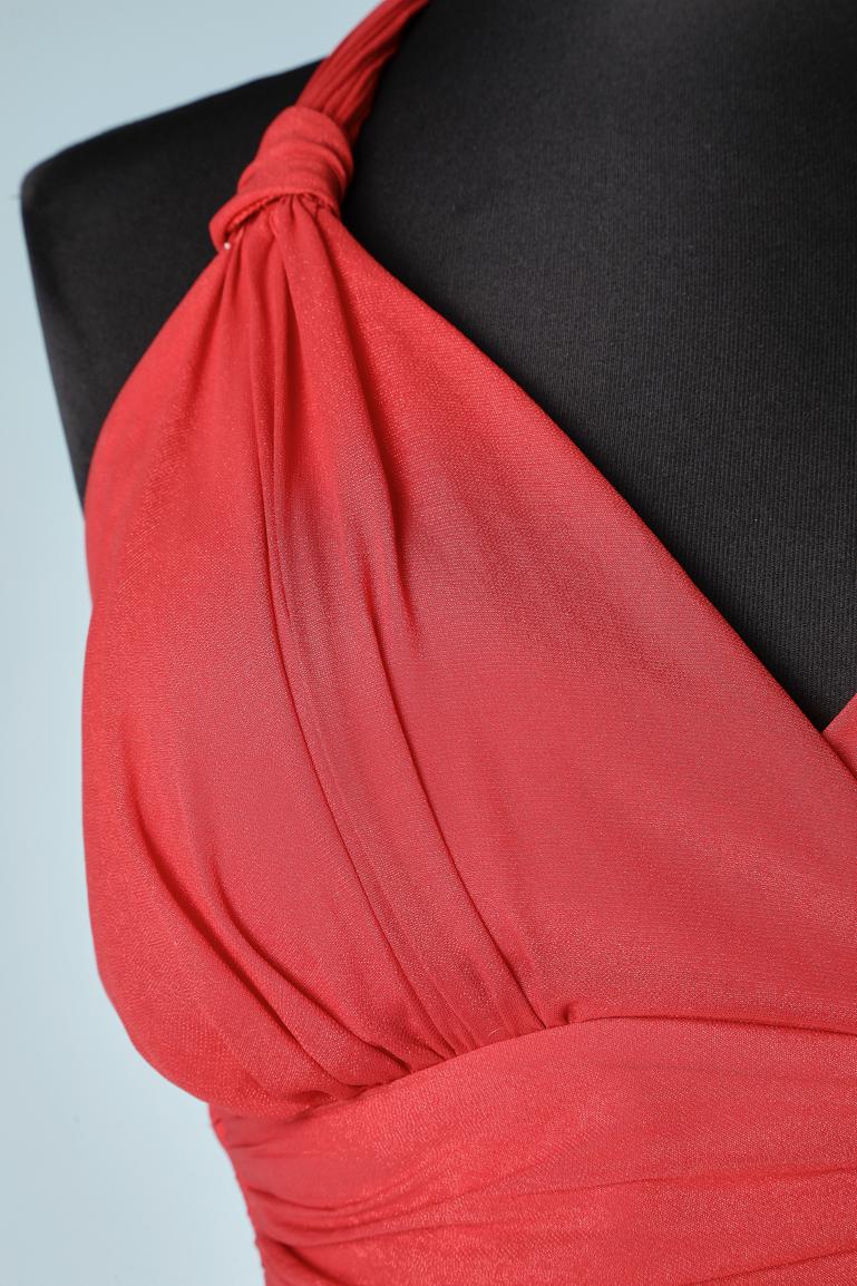 Abito da sera rosso senza schienale con drappeggio in vita. Composizione del tessuto: 100% poliestere. 
Cintura extra da legare in vita o da indossare come sciarpa. Dimensioni della cintura: 150cm X 45cm
Reggiseno imbottito. Zip centrale sul retro e