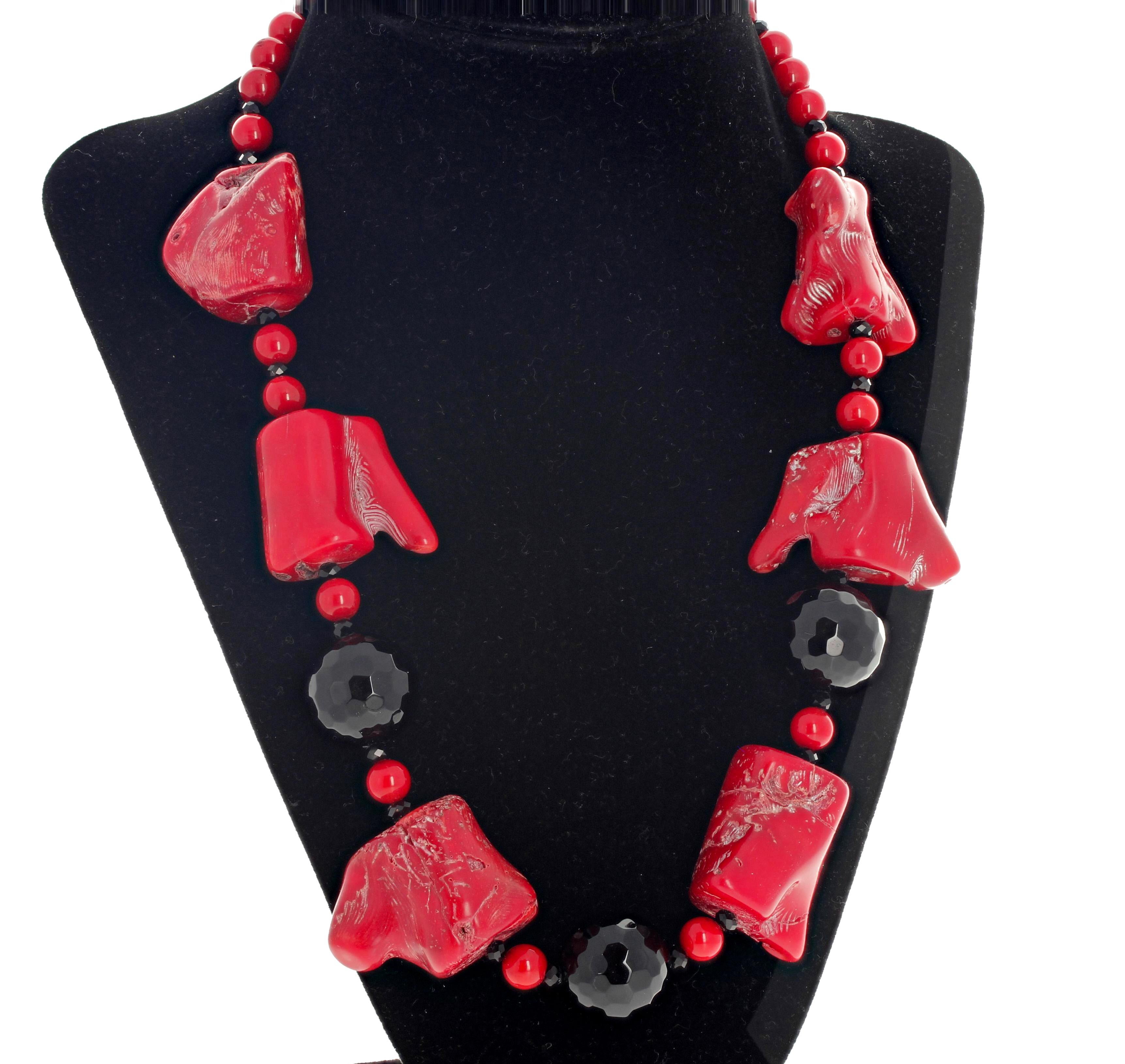 Scintillanti gemme rotonde da 22 mm di Onice Nero lucidato adornano questi bellissimi pezzi naturali di Corallo di Bambù lucidato, incastonati in una collana lunga 20,5 pollici con chiusura a gancio dorata.  Il corallo più grande misura circa 1,25