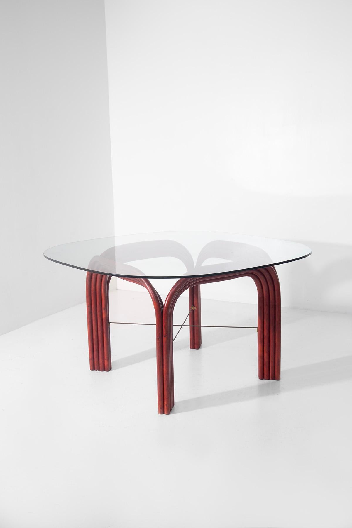 The eccentric dining table made by Vivai Del Sud in the 1970s represents a masterpiece of craftsmanship and design, perfectly in keeping with the unique and bold aesthetic of the period. The frame, made of curved bamboo and then painted a vibrant