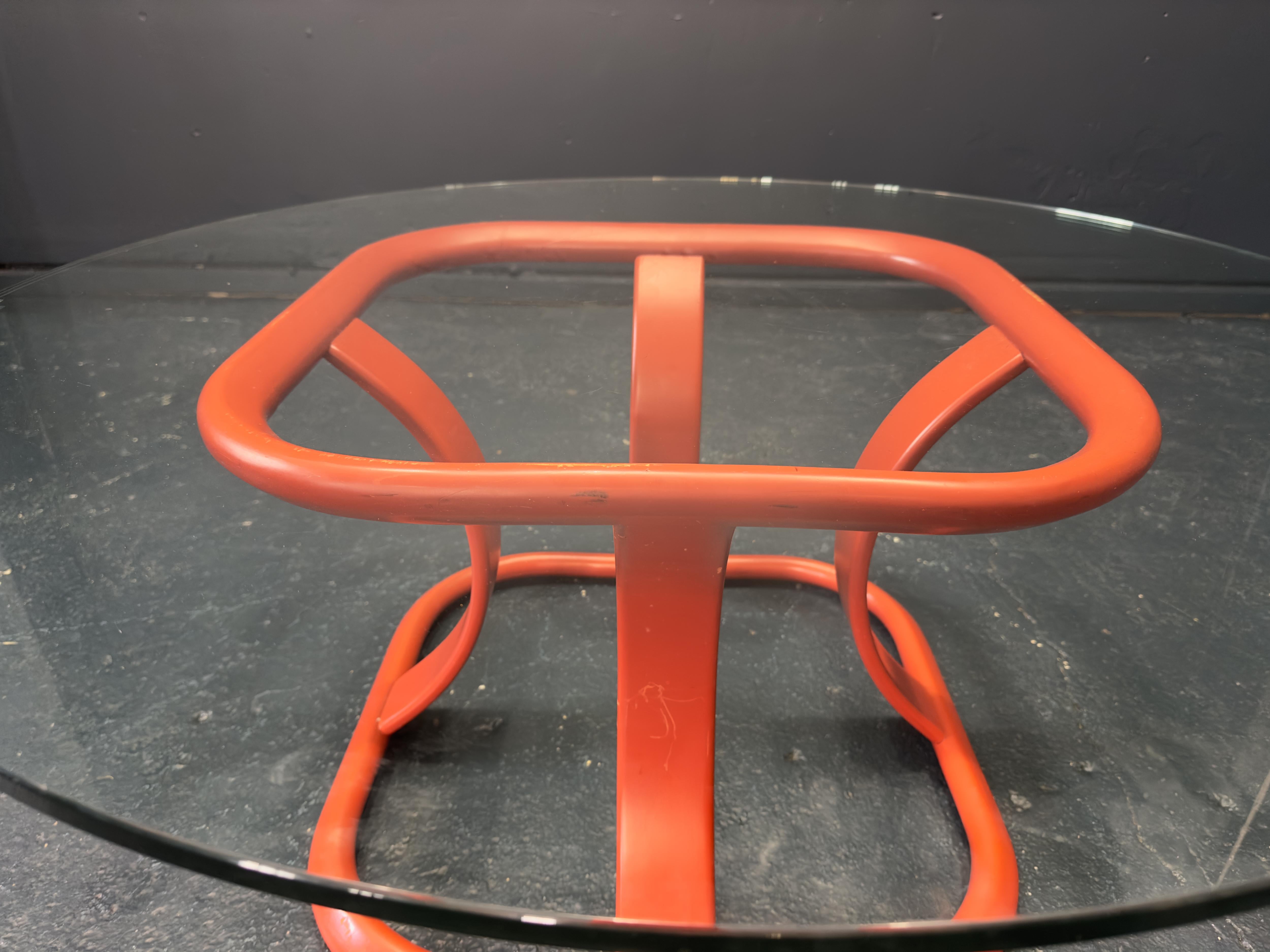 Danois Table basse en verre rouge en vente