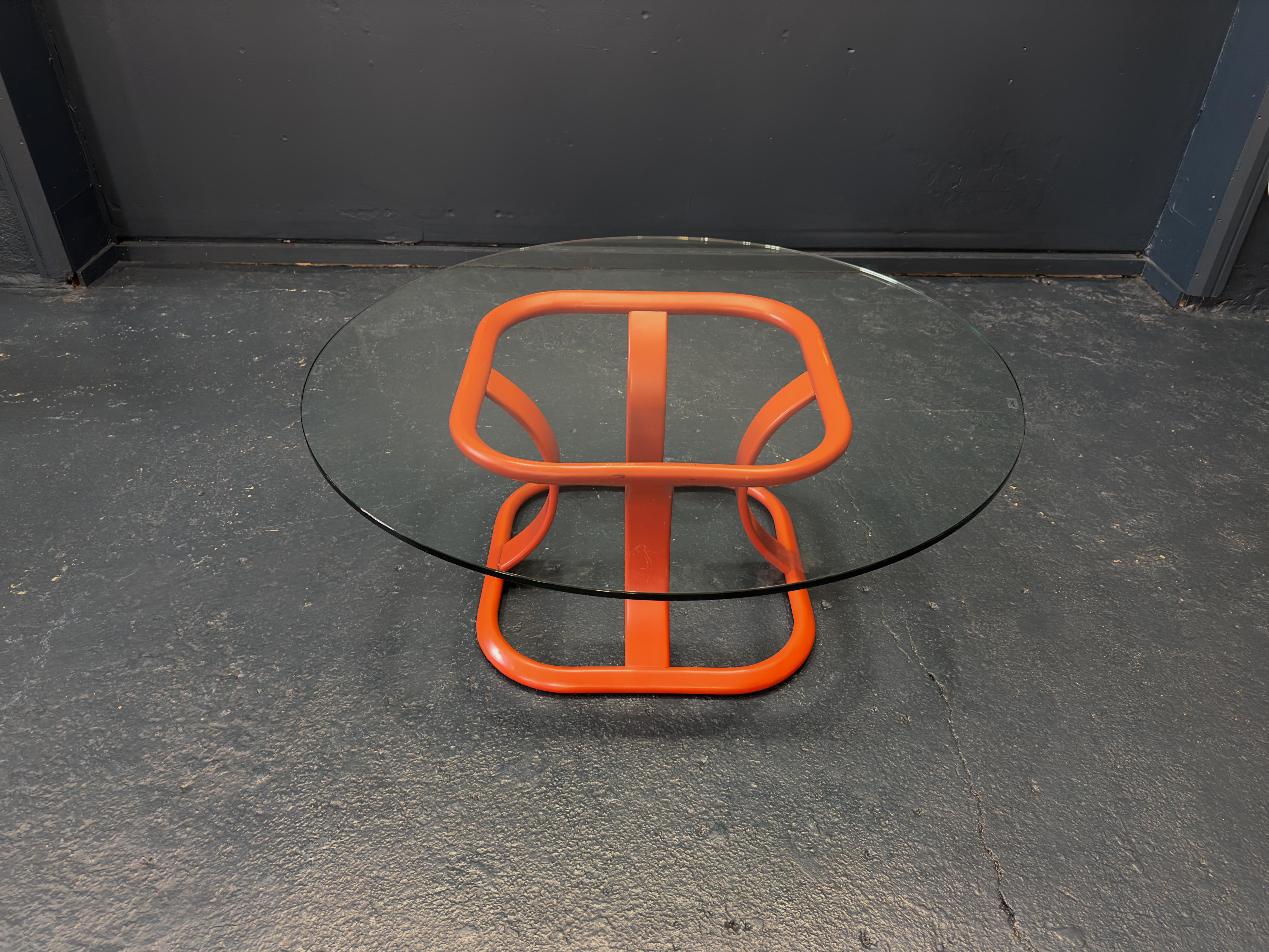 Milieu du XXe siècle Table basse en verre rouge en vente