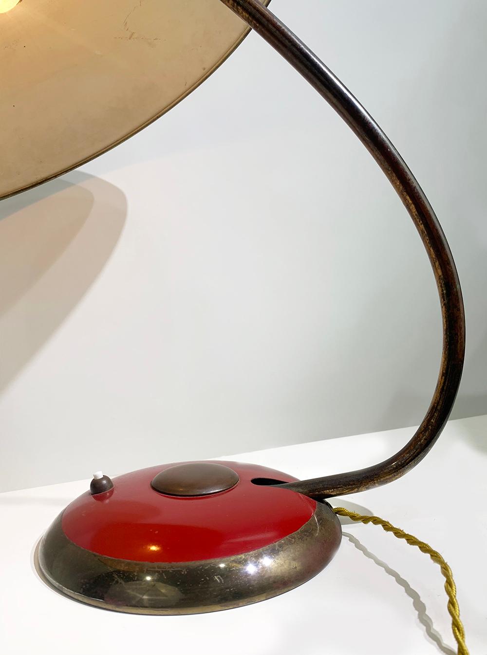 Allemand Lampe de bureau Bauhaus rouge de Helo Leuchten Allemagne, années 1940 en vente