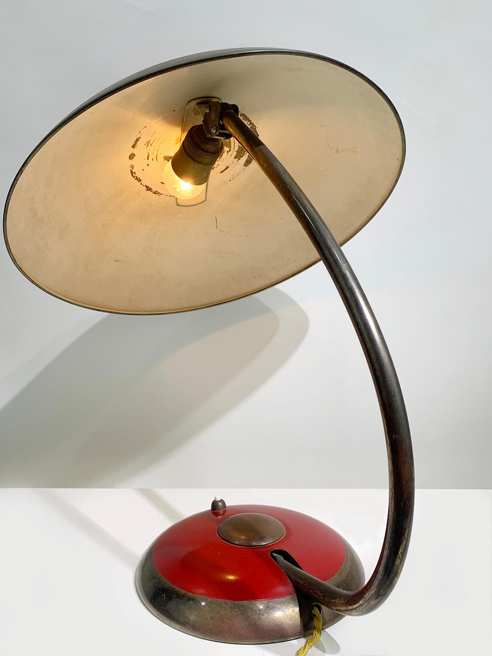 20ième siècle Lampe de bureau Bauhaus rouge de Helo Leuchten Allemagne, années 1940 en vente