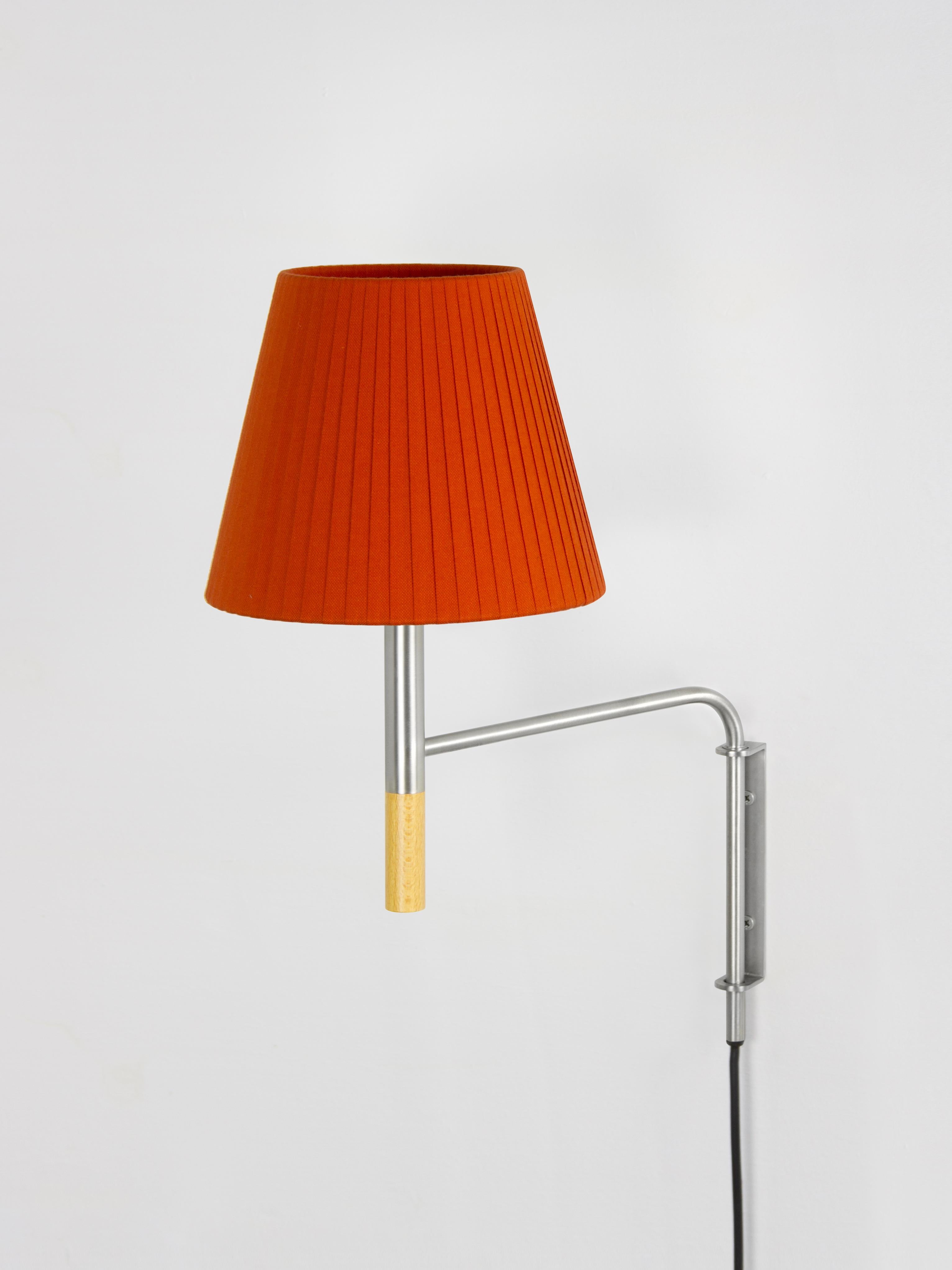 Red BC1 wall lamp by Santa & Cole
Dimensions: D 20 x W 35 x H 44 cm
Materials: Metal, beech wood, ribbon.
Available in other colors.

The BC1, BC2 and BC3 wall lamps are the epitome of sturdy construction, aesthetic sobriety and functional