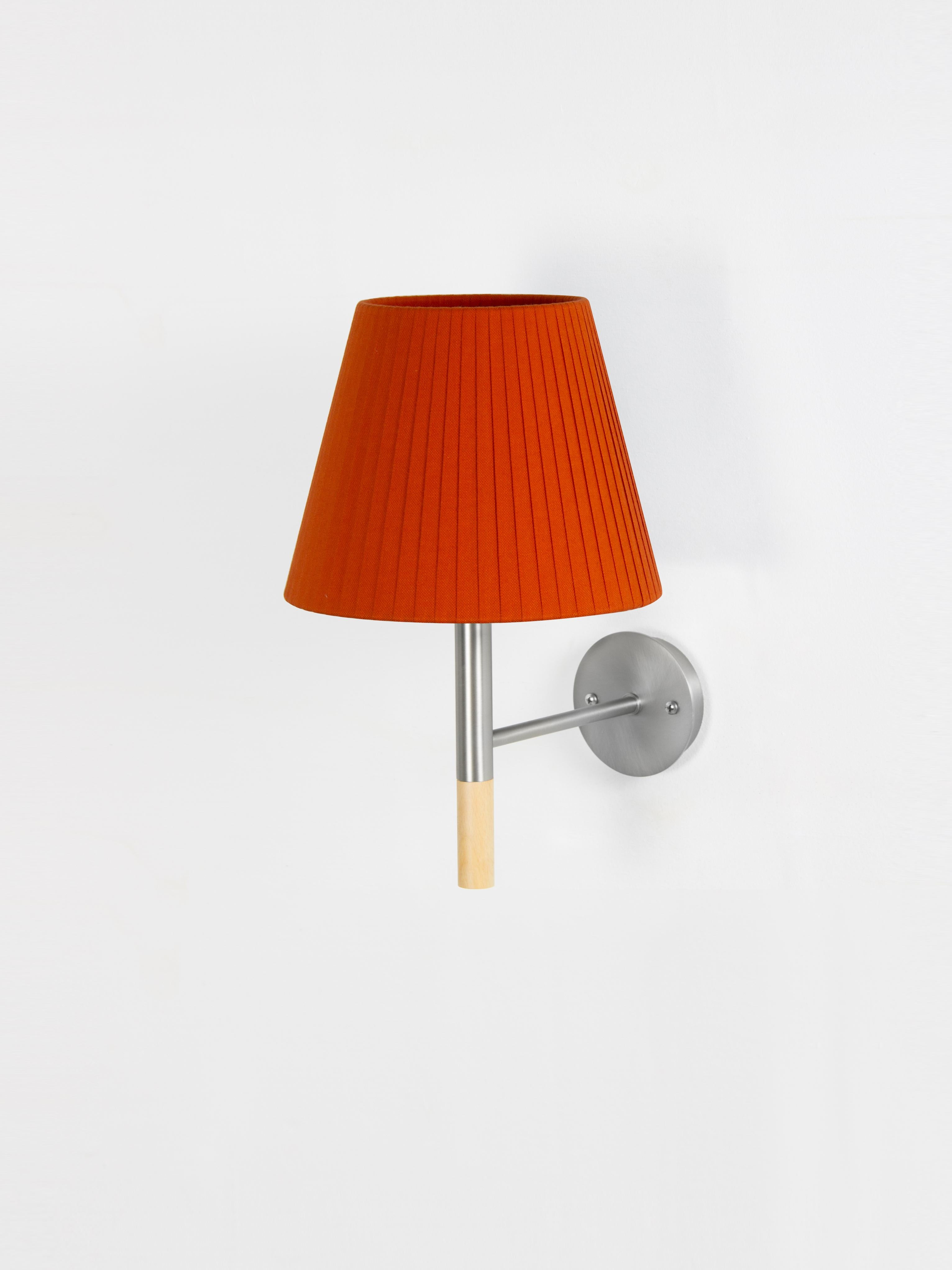 Red BC2 wall lamp by Santa & Cole
Dimensions: D 20 x W 26 x H 33 cm
Materials: Metal, beech wood, ribbon.

The BC1, BC2 and BC3 wall lamps are the epitome of sturdy construction, aesthetic sobriety and functional quality. Their various shade