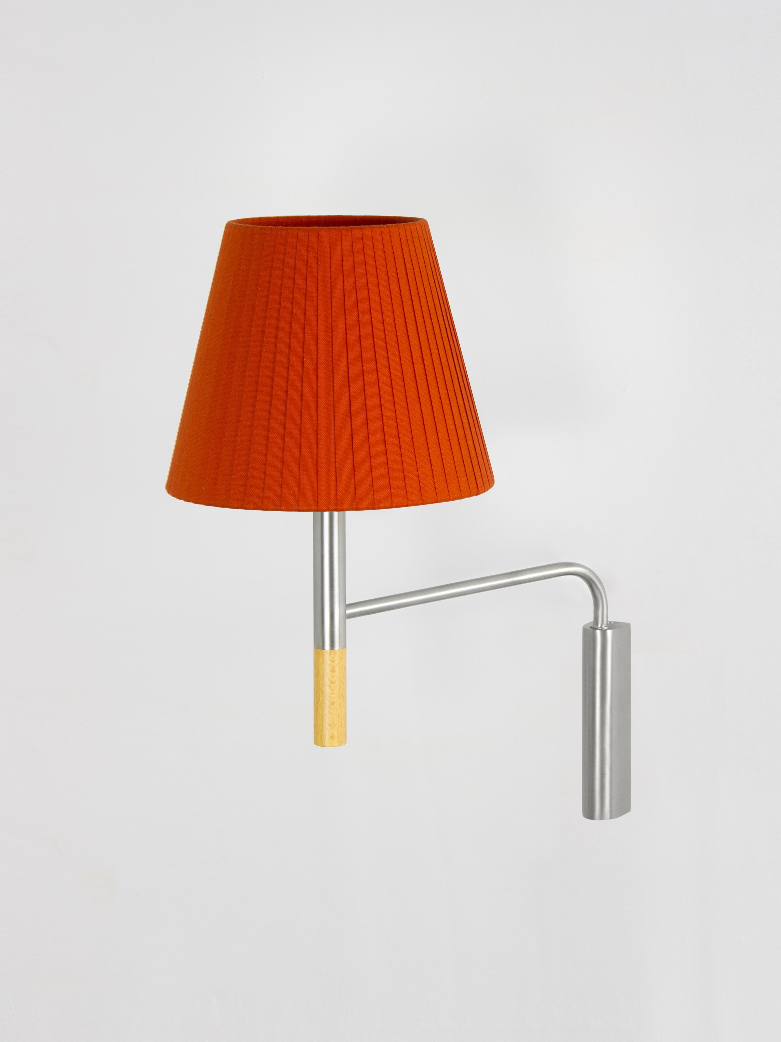 Red BC3 wall lamp by Santa & Cole
Dimensions: D 20 x W 37 x H 41 cm
Materials: Metal, beech wood, ribbon.

The BC1, BC2 and BC3 wall lamps are the epitome of sturdy construction, aesthetic sobriety and functional quality. Their various shade