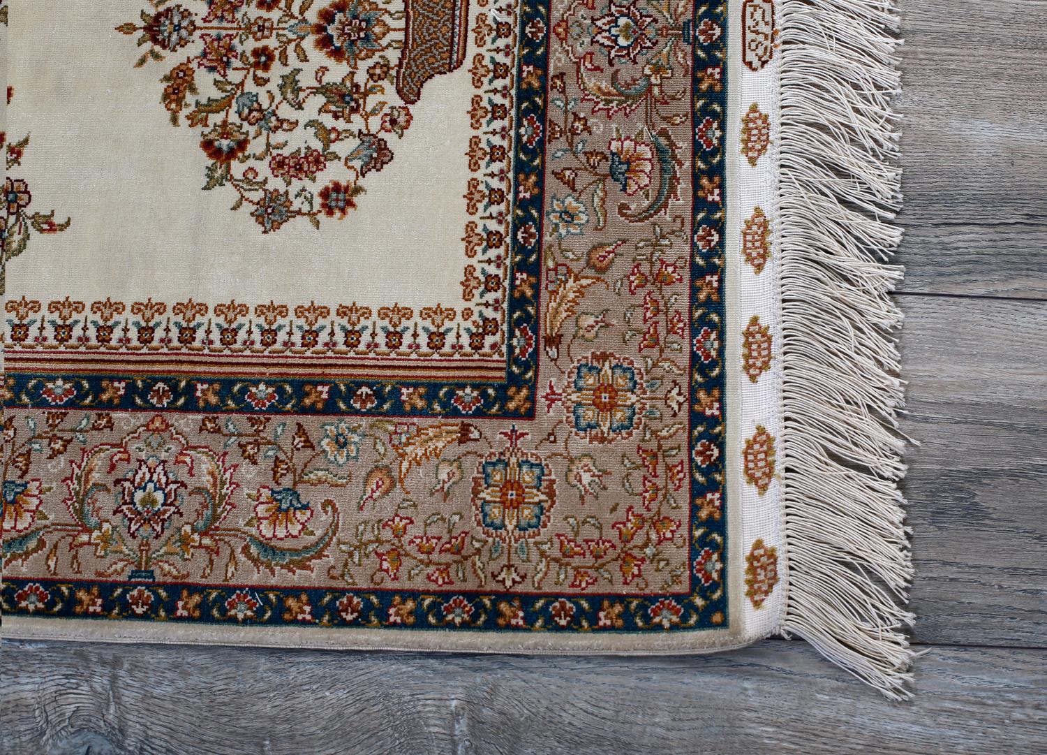 Hereke carpets used to be only produced in Hereke, a coastal town in Turkey, 60 km from Istanbul. The materials used are silk, a combination of wool and cotton and sometimes gold or silver threads.
The Ottoman sultan, Abdülmecid I founded the