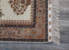 Handgefertigter anatolischer Hereke-Teppich in Rot, Beige und Elfenbein aus Seide im Used-Look