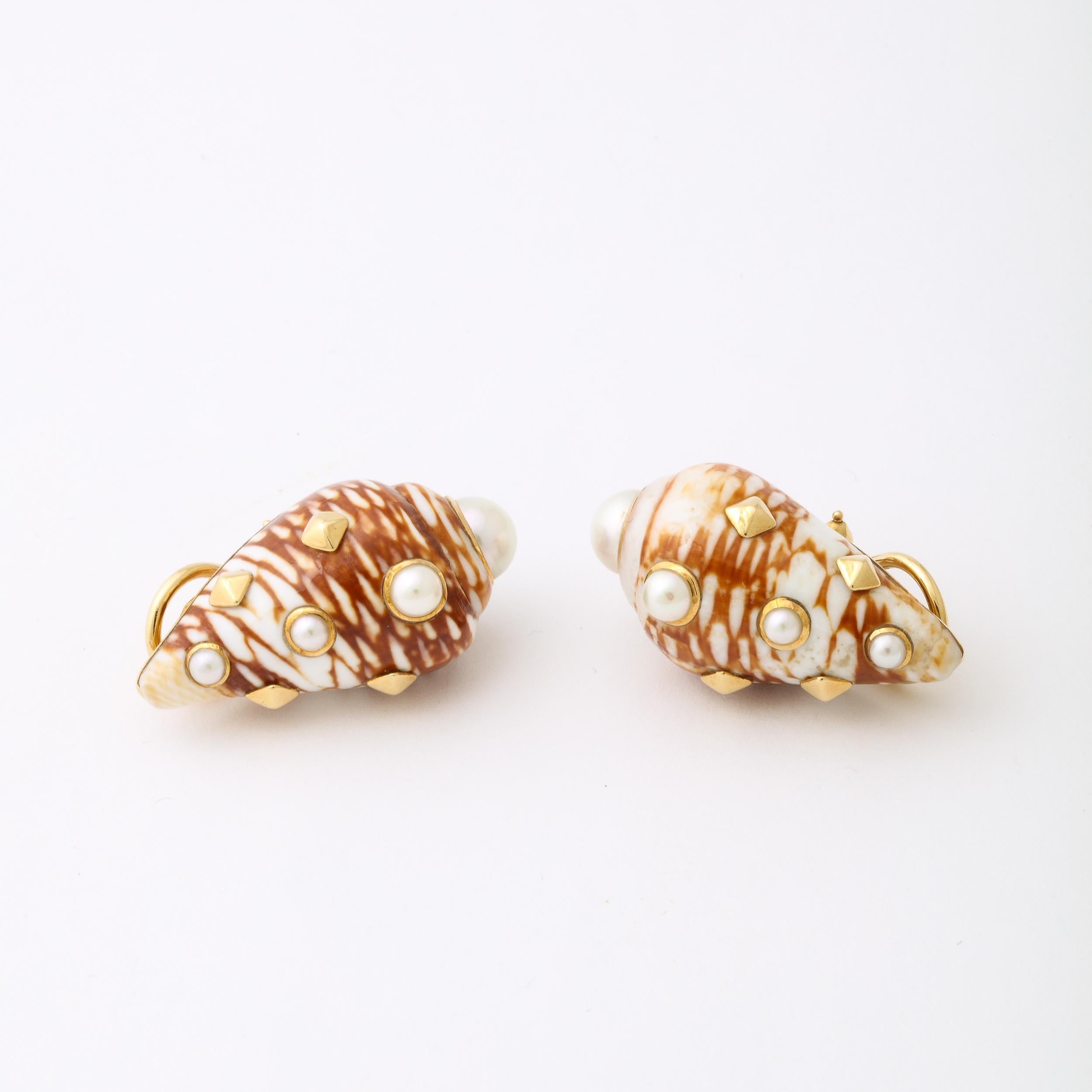 Red & Beige Shell Earrings Set in 18k Gold With Inlaid Pearls by Trianon For Sale 6