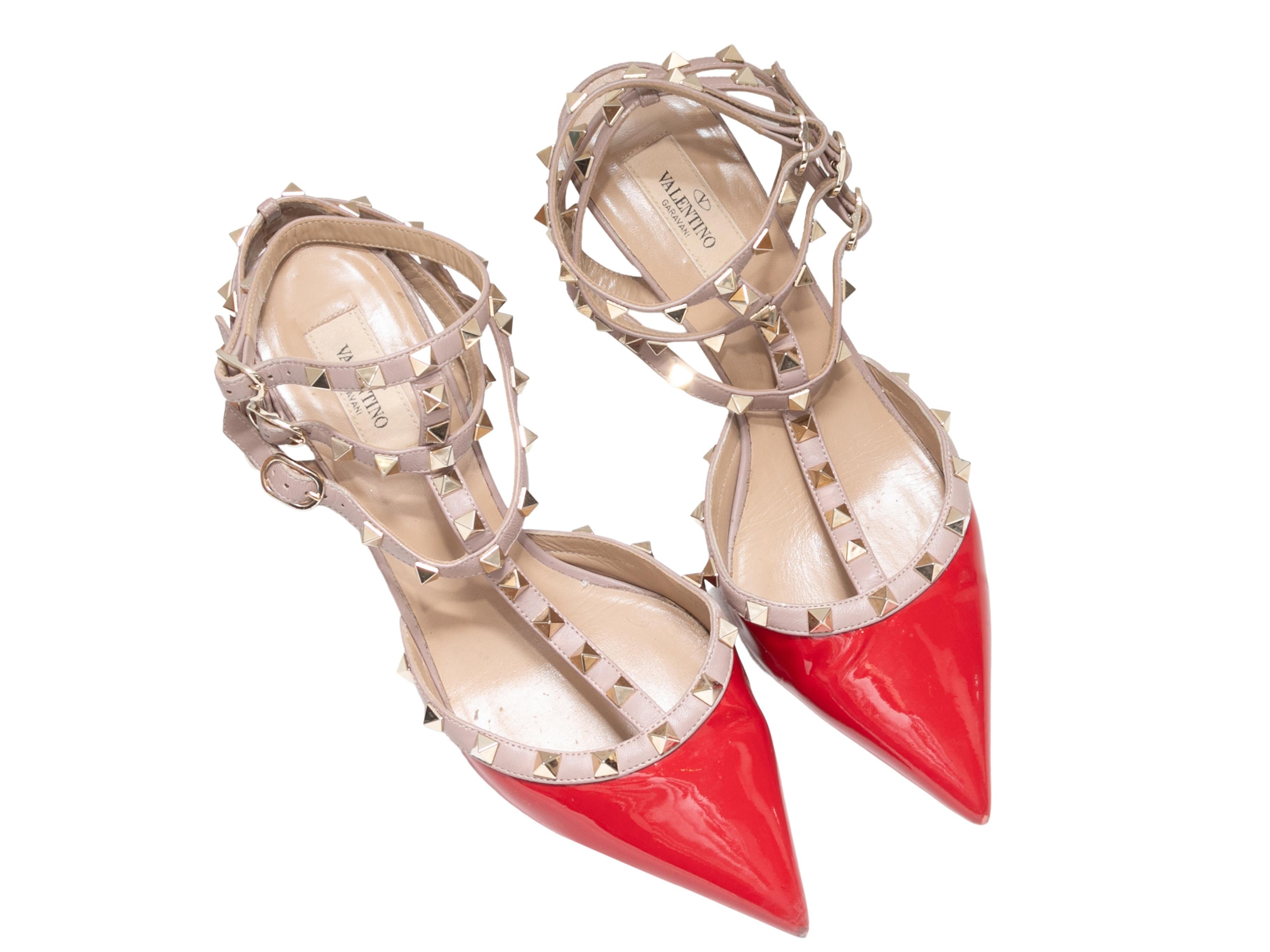 Détails du produit : Talons à bouts pointus en cuir verni rouge et beige par Valentino. Emblèmes Rockstud en métal doré sur l'ensemble du corps. Fermeture à boucle au niveau de la cheville. Hauteur du talon : 2,75
