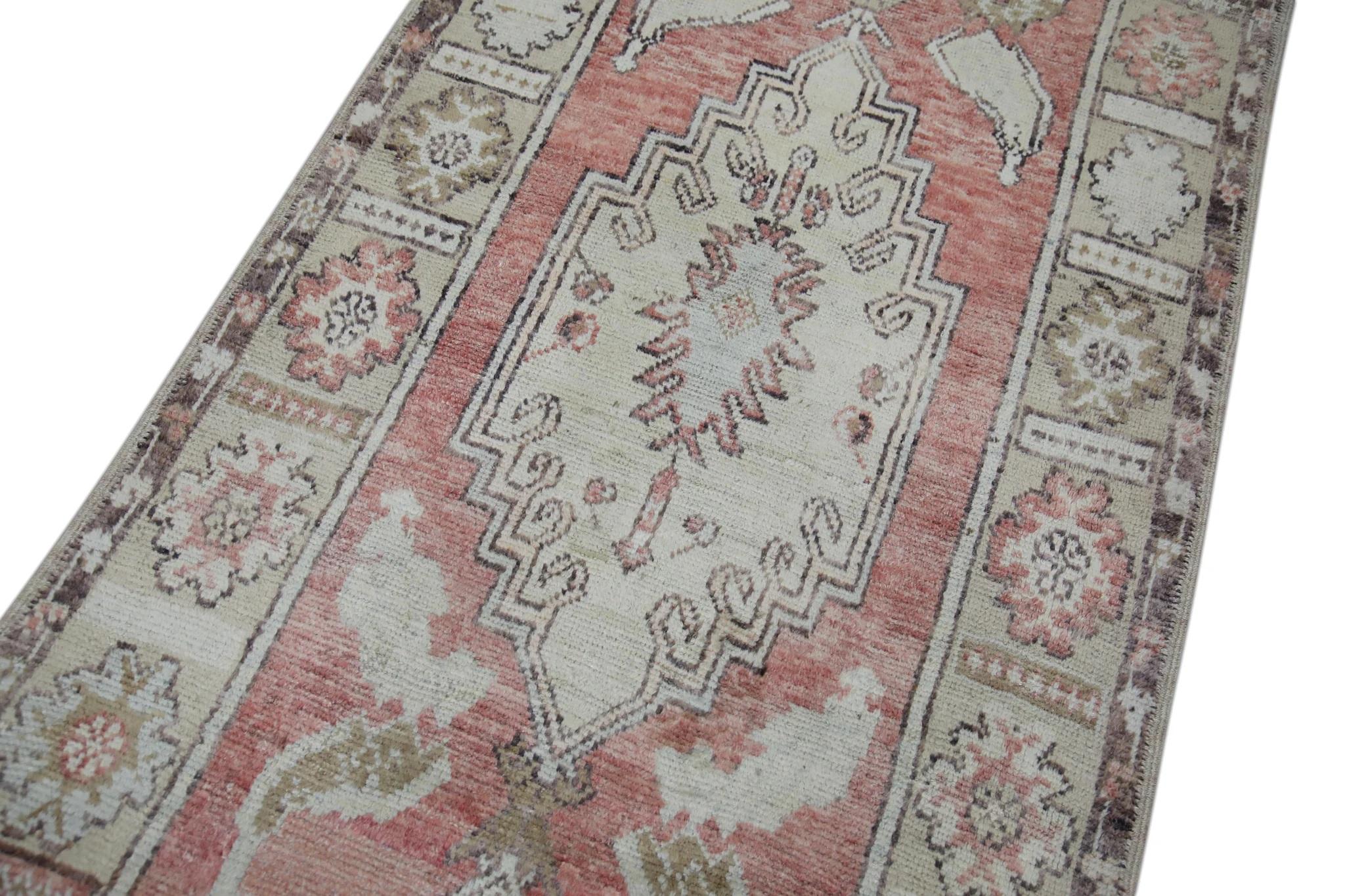 Wir präsentieren einen einzigartigen türkischen Teppich aus handgeknüpfter Wolle, der von geschickten Kunsthandwerkern mit Hilfe traditioneller, über Generationen weitergegebener Techniken sorgfältig hergestellt wird. Dieser exquisite Teppich rühmt
