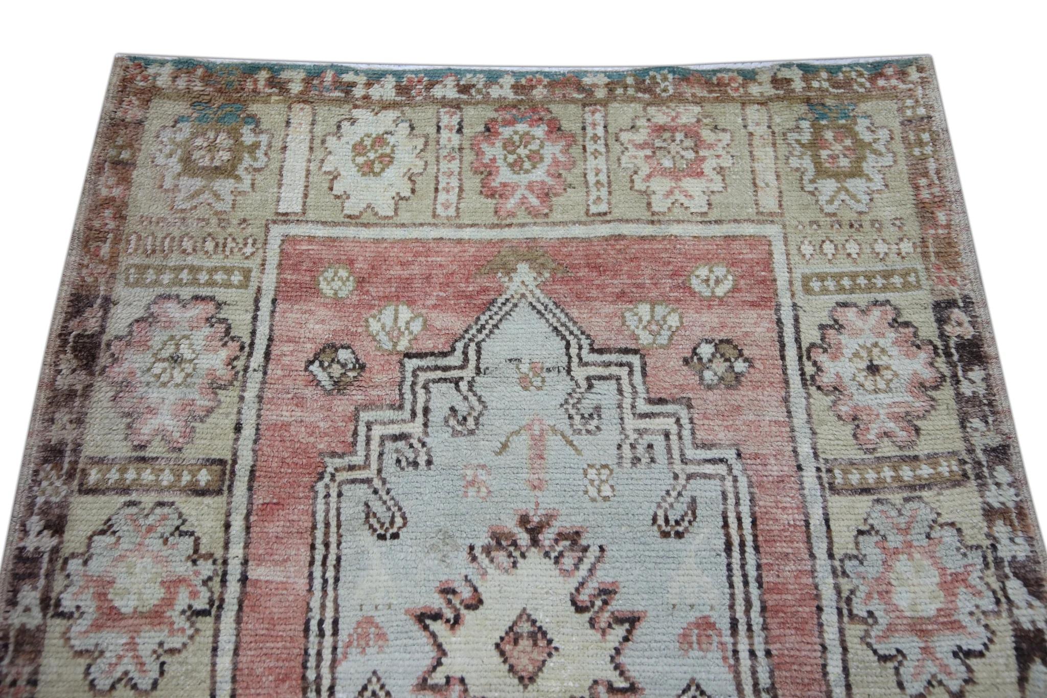 Türkischer Vintage-Läufer in Rot & Beige 3'9