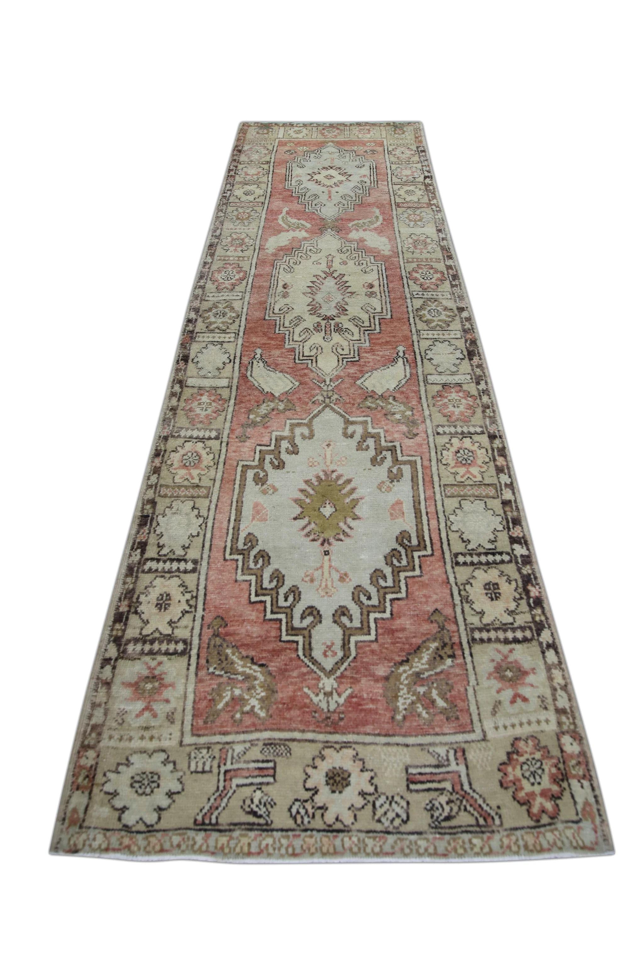 Türkischer Vintage-Läufer in Rot & Beige 3'9