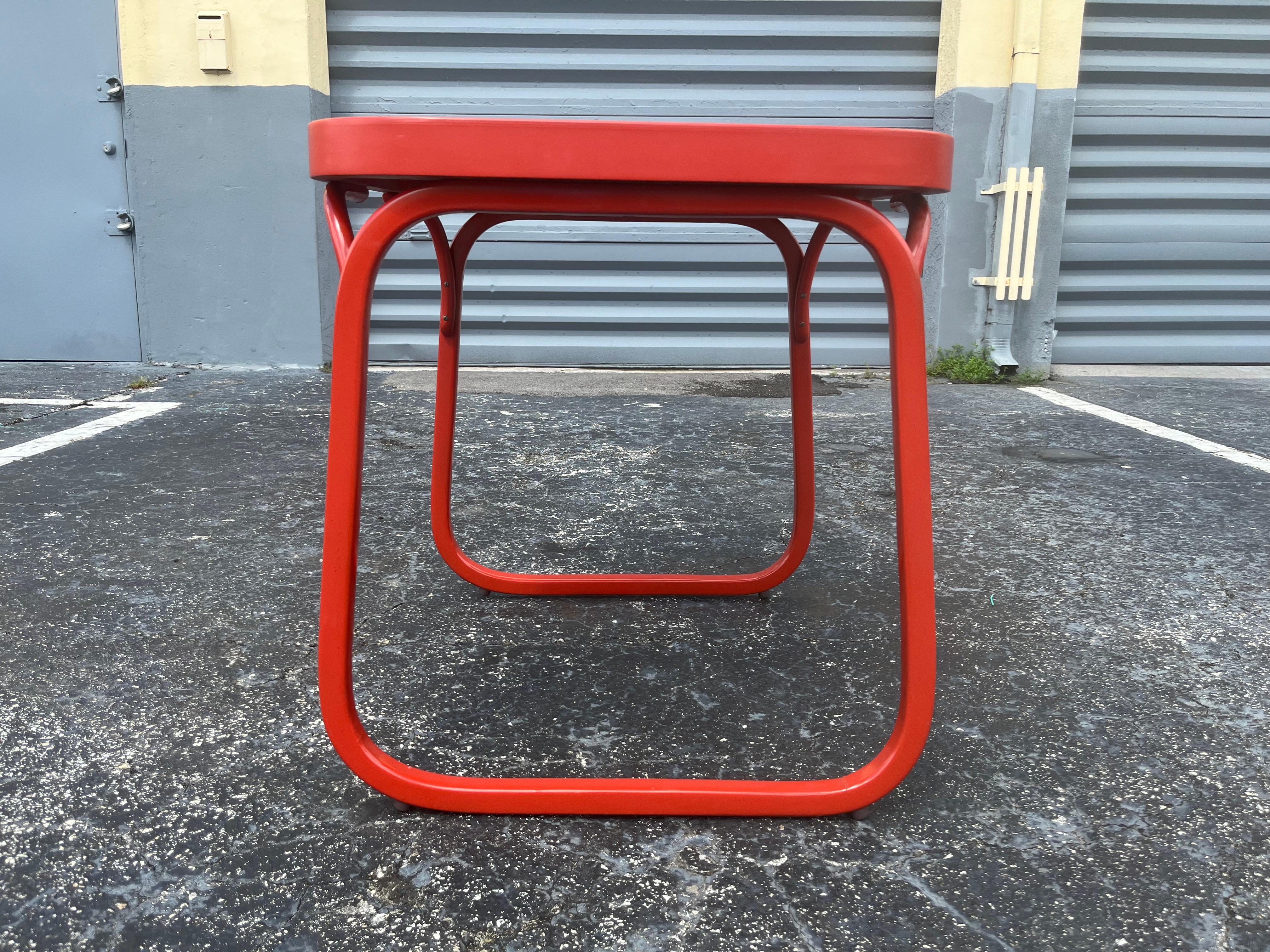 Metà XX secolo Tavolo Bauhaus in bengala rosso, Otto Wagner, Repubblica Ceca in vendita
