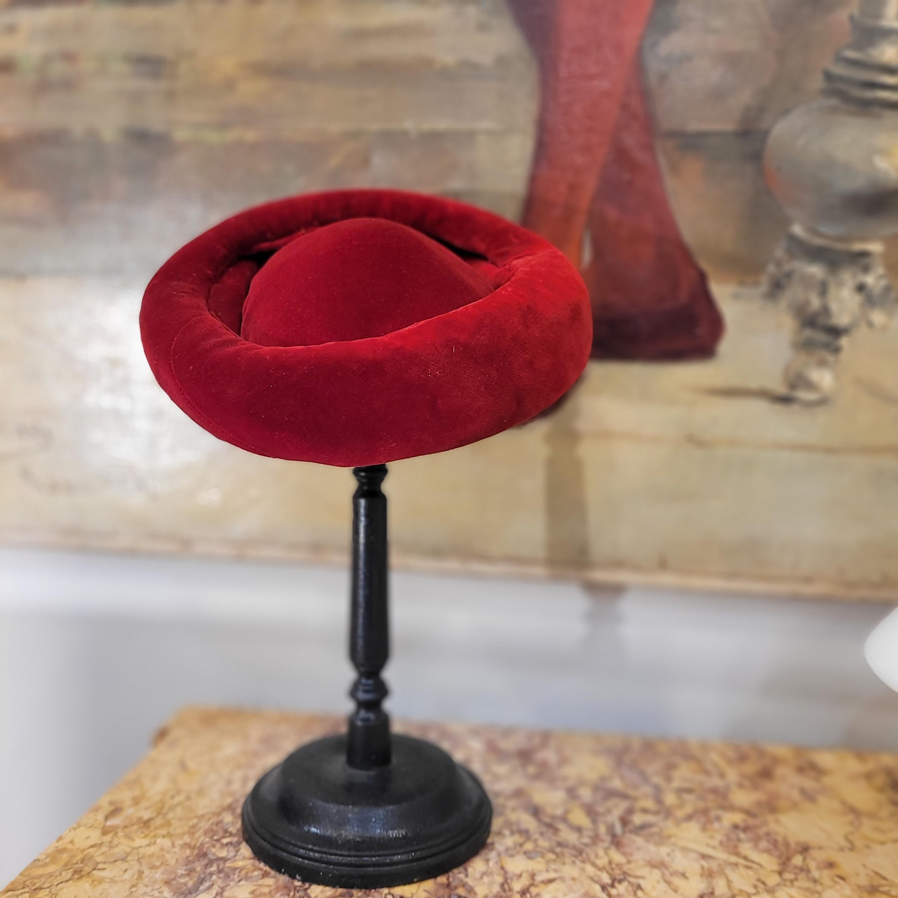 Gorro Boina Rojo Art Nouveau Francés, Terciopelo Rojo en Bueno estado para la venta en VALLADOLID, ES
