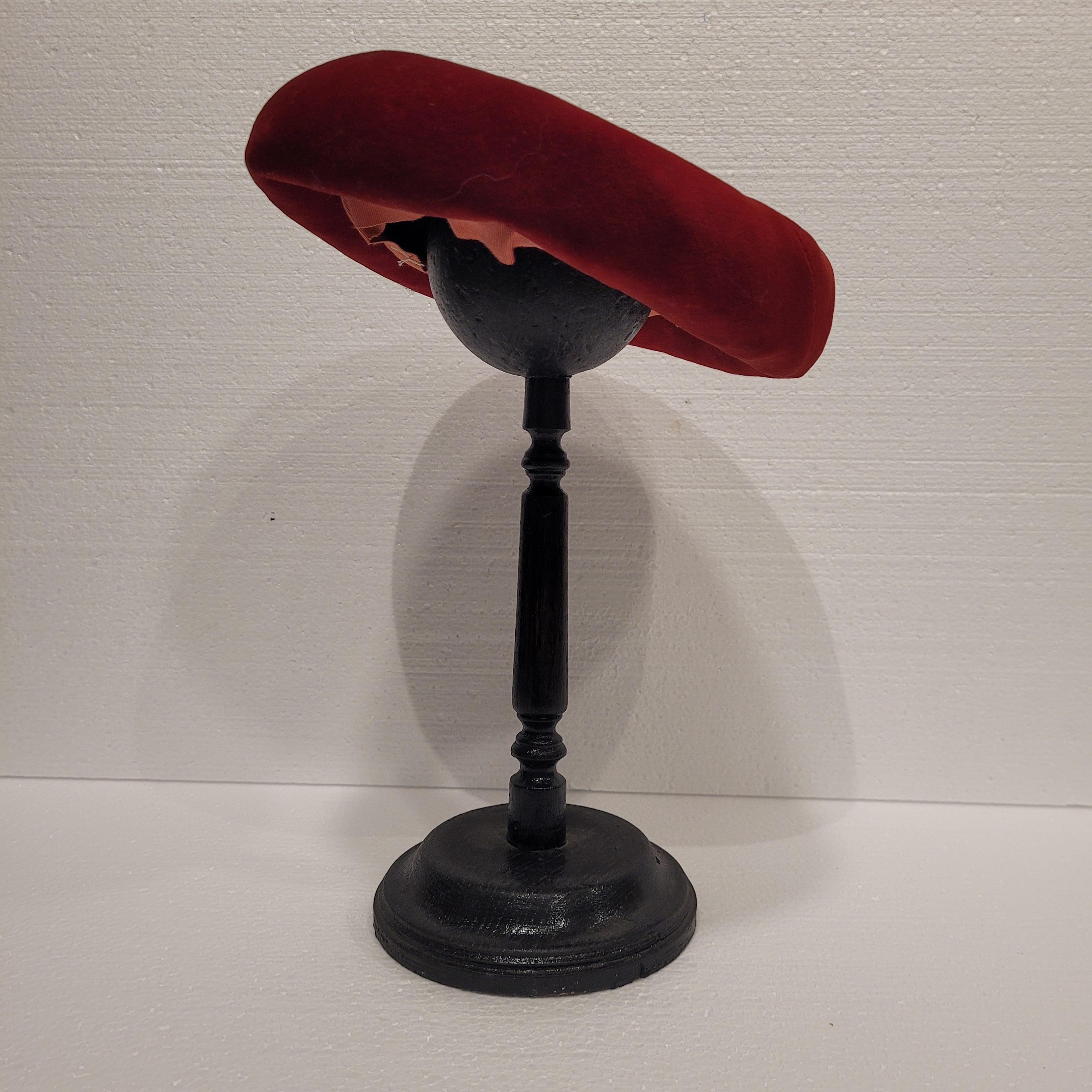 Femenino o masculino Gorro Boina Rojo Art Nouveau Francés, Terciopelo Rojo en venta