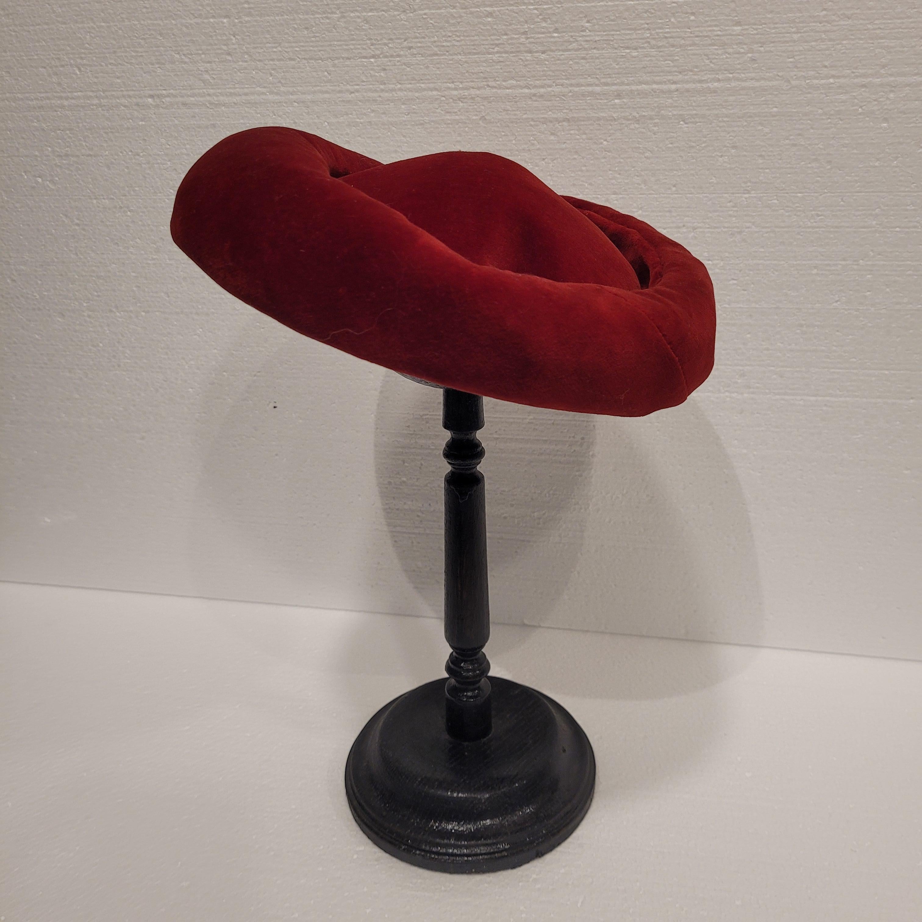 Gorro Boina Rojo Art Nouveau Francés, Terciopelo Rojo en venta 1