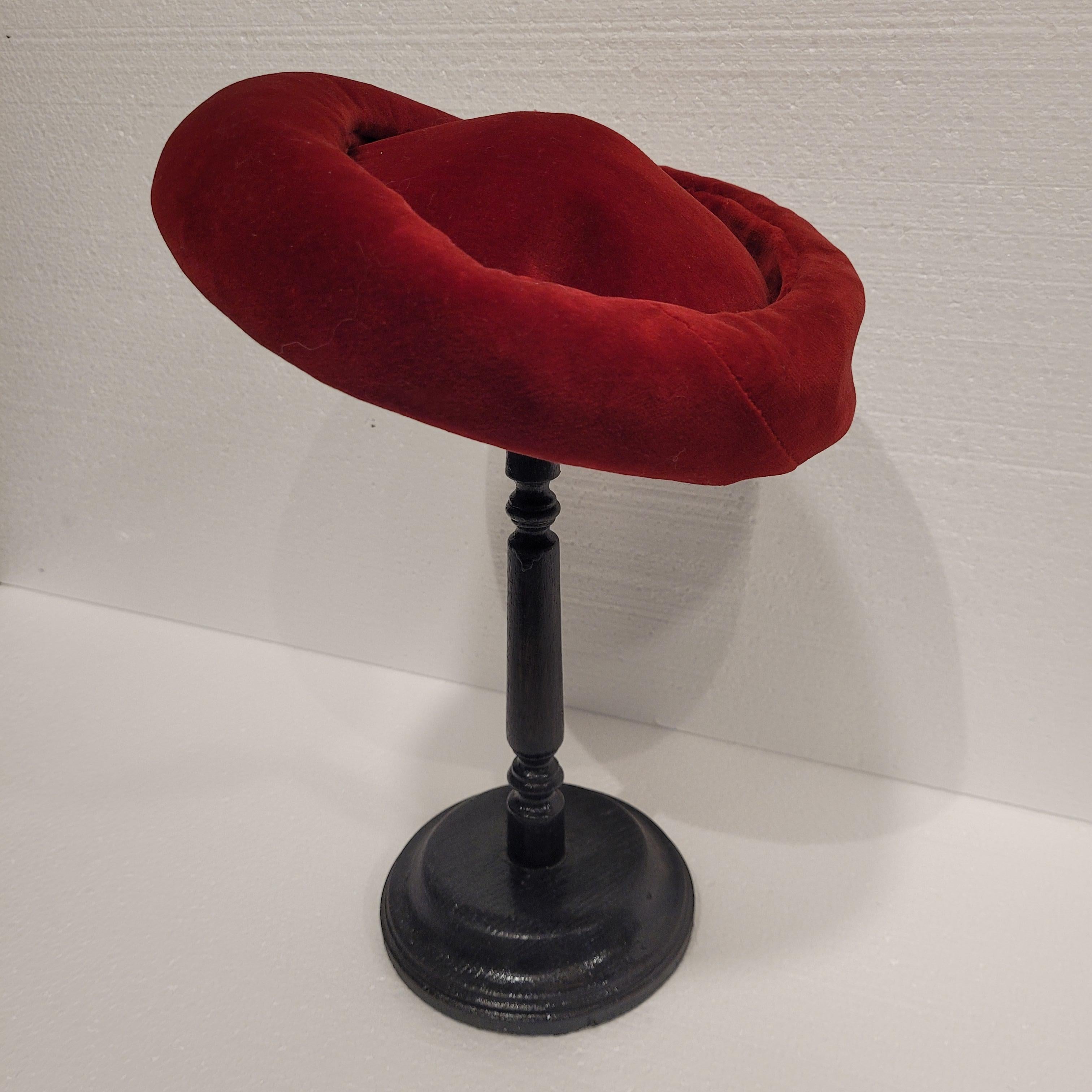 Gorro Boina Rojo Art Nouveau Francés, Terciopelo Rojo en venta 2