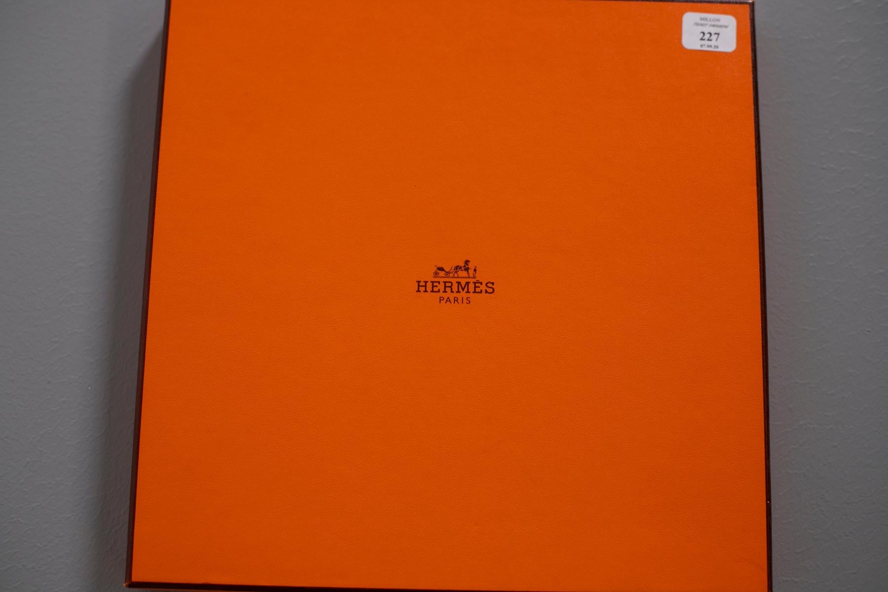 Schöner Hermès-Seidenschal:: entworfen von dem Künstler Leigh P. Cooke. Jahr der Gründung: 2007. Das Foulard hat ein süßes rotes Beerenmuster und trägt die Unterschrift der Künstlerin an der Seite:: hat einen gerollten und handgenähten Saum. Der