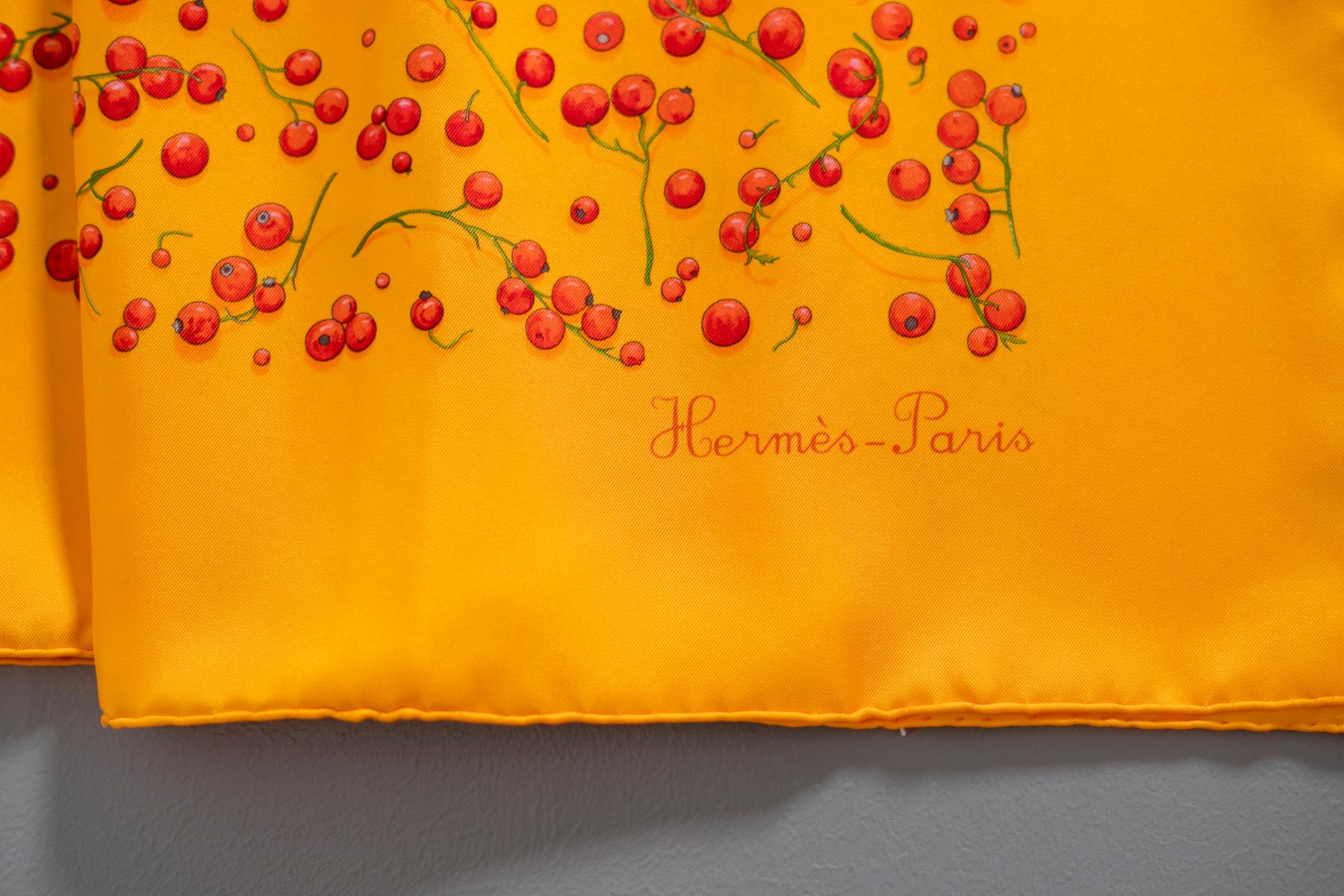 Roter Beerenschal entworfen von Leigh P. Cooke für Hermès im Zustand „Hervorragend“ in Milano, IT